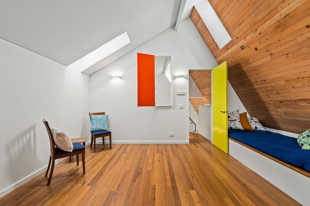  Upstairs quiet room / guest room 