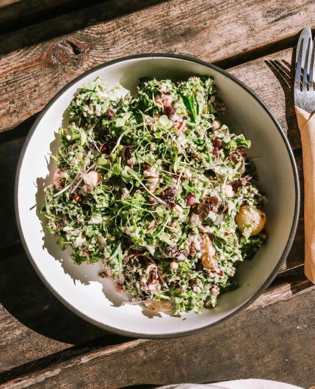 Long Friday lunches in the sun @stable_coffee_kitchen, featuring one of their delicious daily salads. Photo @amandaducks