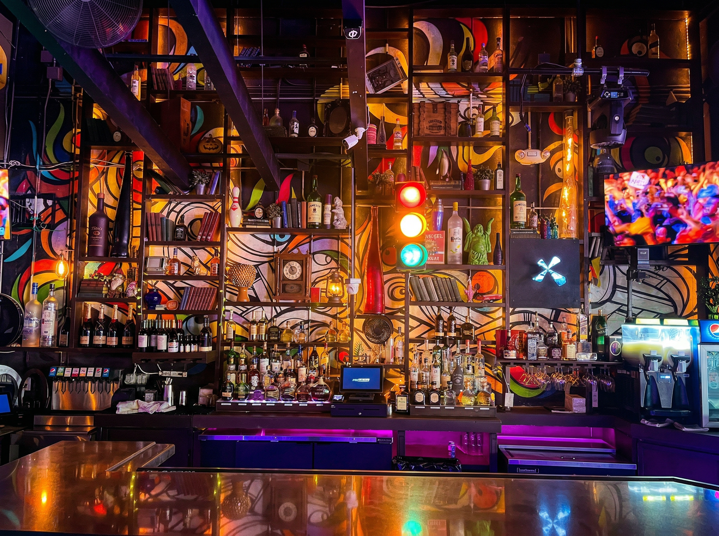 freepik_redisena-la-iluminacion-de-este-bar-para-que-se-vea-lleno-de-vida-y-en-plena-fiesta-manteniendo-exactamente-la-misma-composicion-camara-arquitectura-mesas-plantas-colgantes-y-distribucion_0001 (5).png