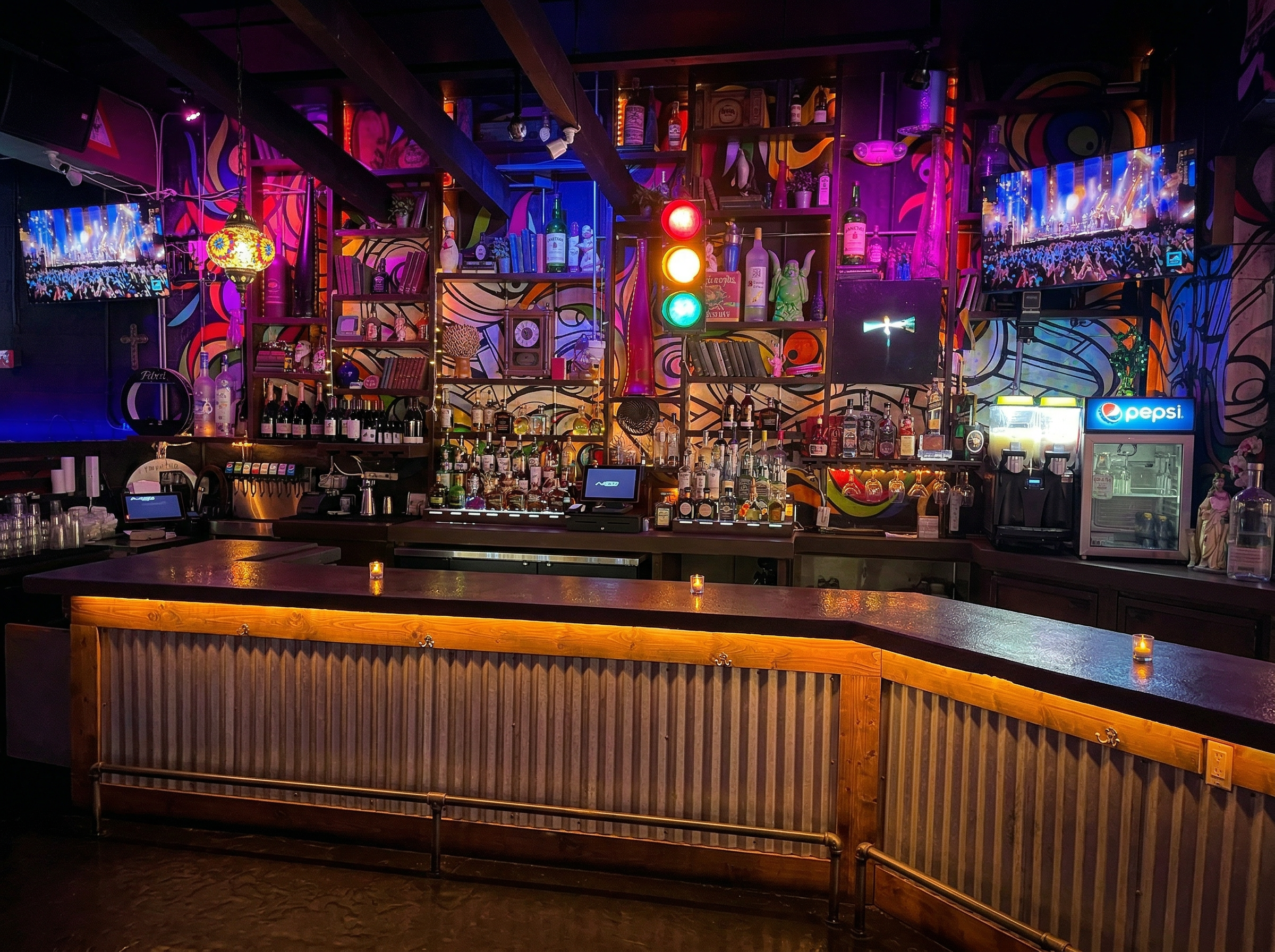 freepik_redisena-la-iluminacion-de-este-bar-para-que-se-vea-lleno-de-vida-y-en-plena-fiesta-manteniendo-exactamente-la-misma-composicion-camara-arquitectura-mesas-plantas-colgantes-y-distribucion_0001 (4).png