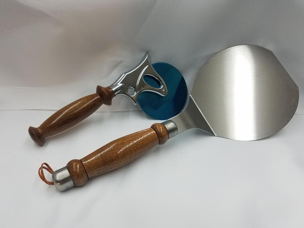 Marvin Elgin mesquite pizza cutter and spatula. 