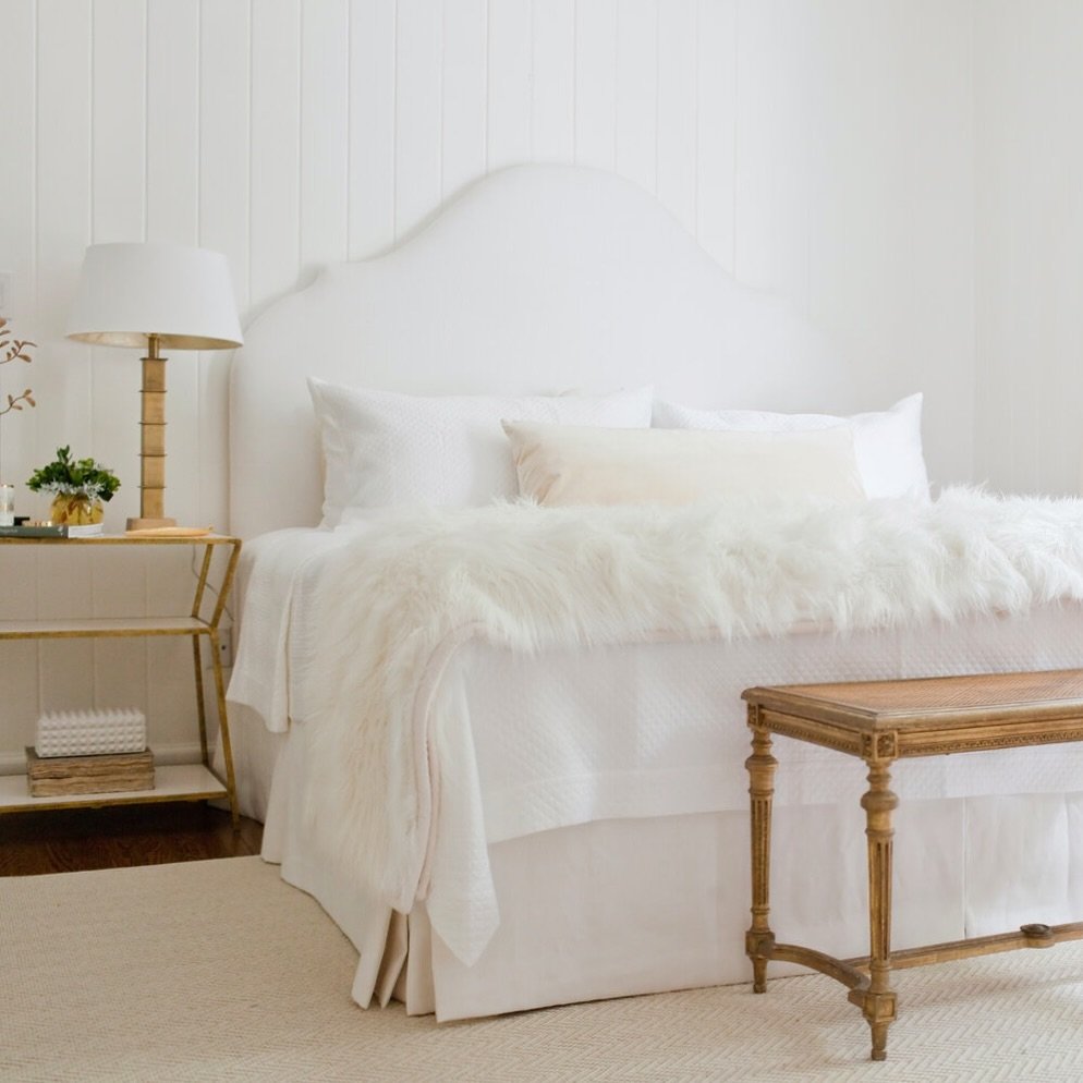 Warm whites and lots of texture make this dreamy monochromatic bedroom work so beautifully. We aren&rsquo;t sure you can get much closer to heaven on earth than this! 🤍

Design by @lpdesignlove

#summerhousestyle #interiordesign #bedroomdesign #desi