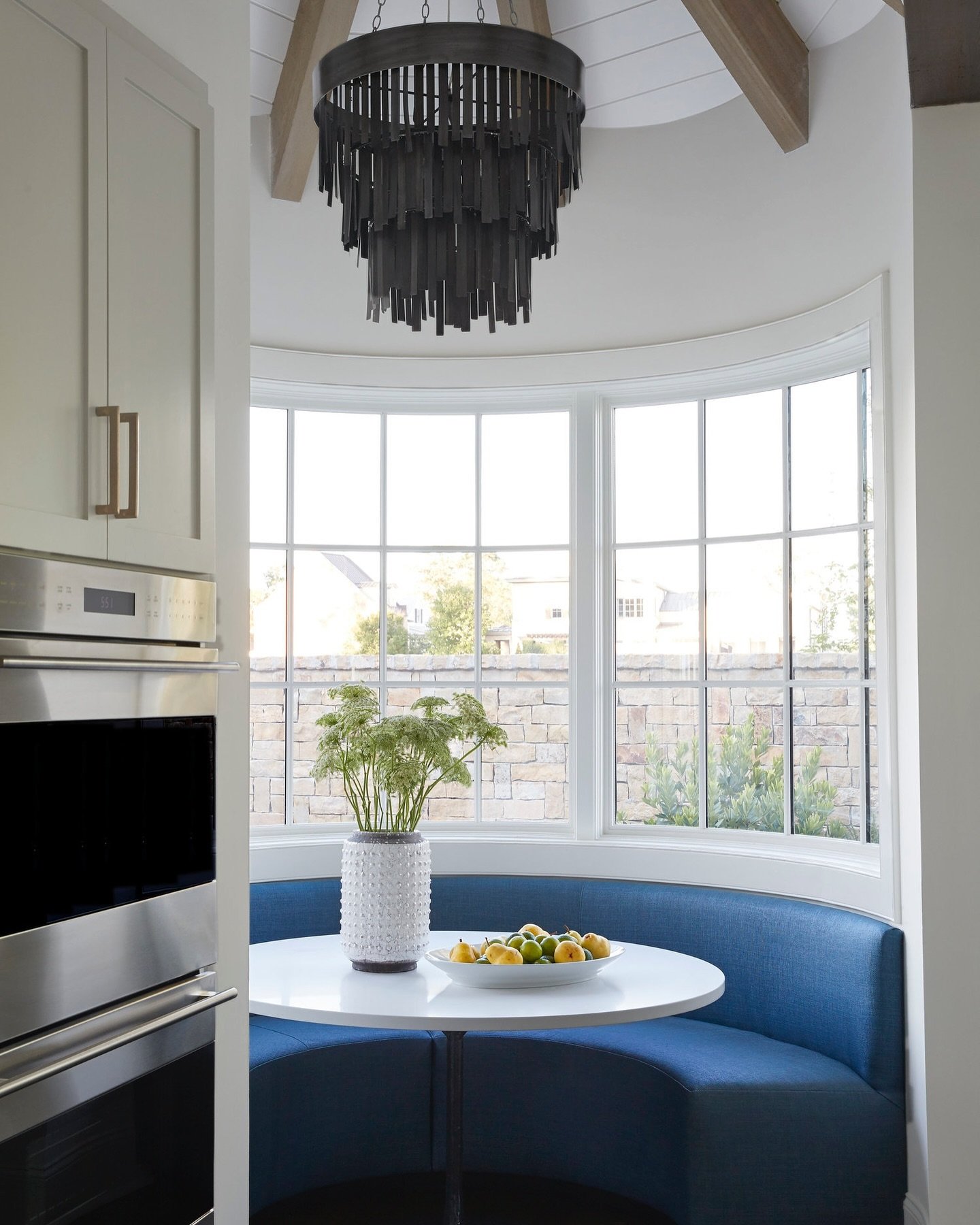 Statement upon statement in this beautiful dining nook designed by @lindsey_s_townsend 💙

Styled by @martytsmith 
Photographed by @jallsopp

#interiordesign #kitchendesign #summerhousestyle