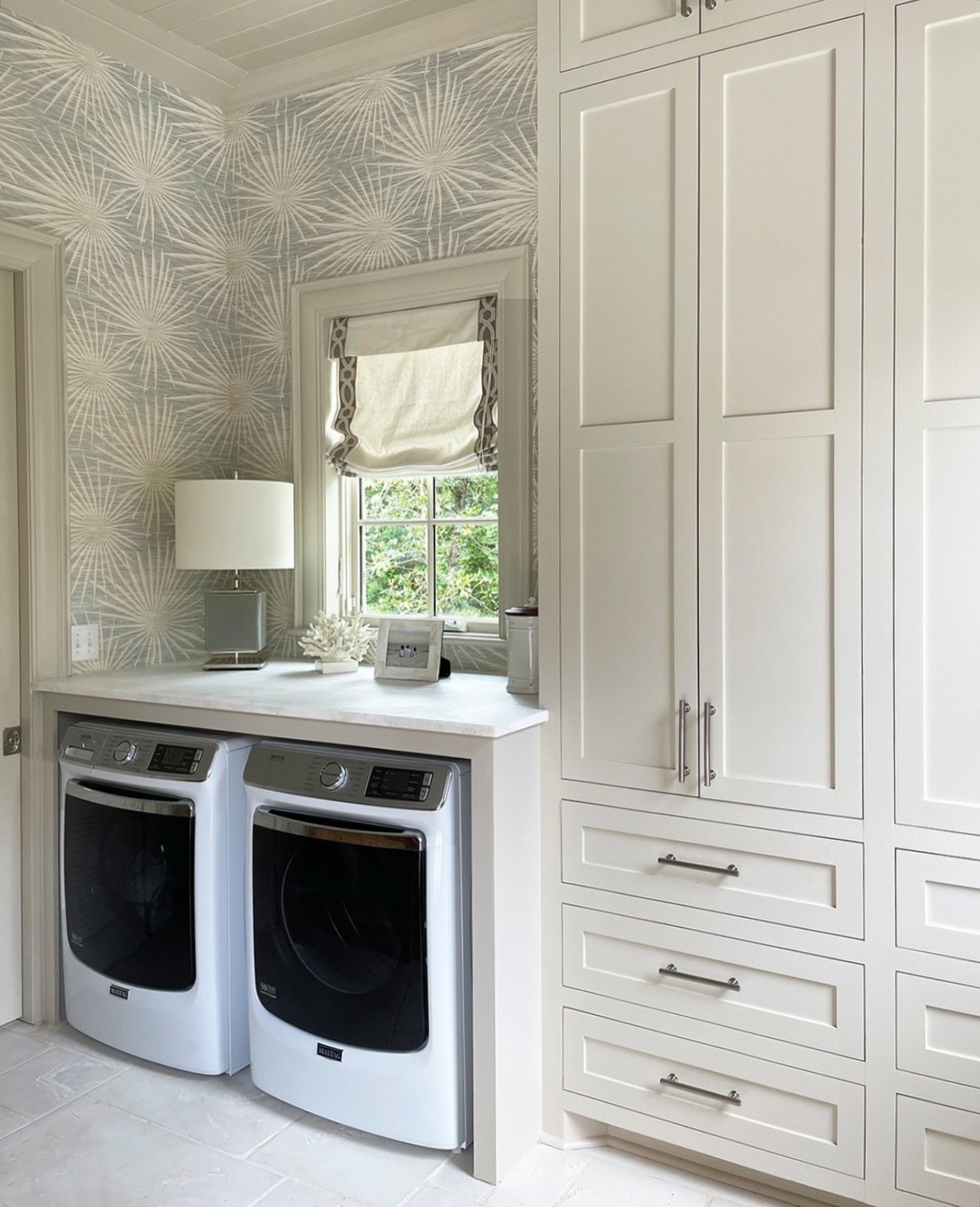 Laundry rooms should be high-style, too, right? 

We love this beautiful and functional space designed by @hathaway_atelier!