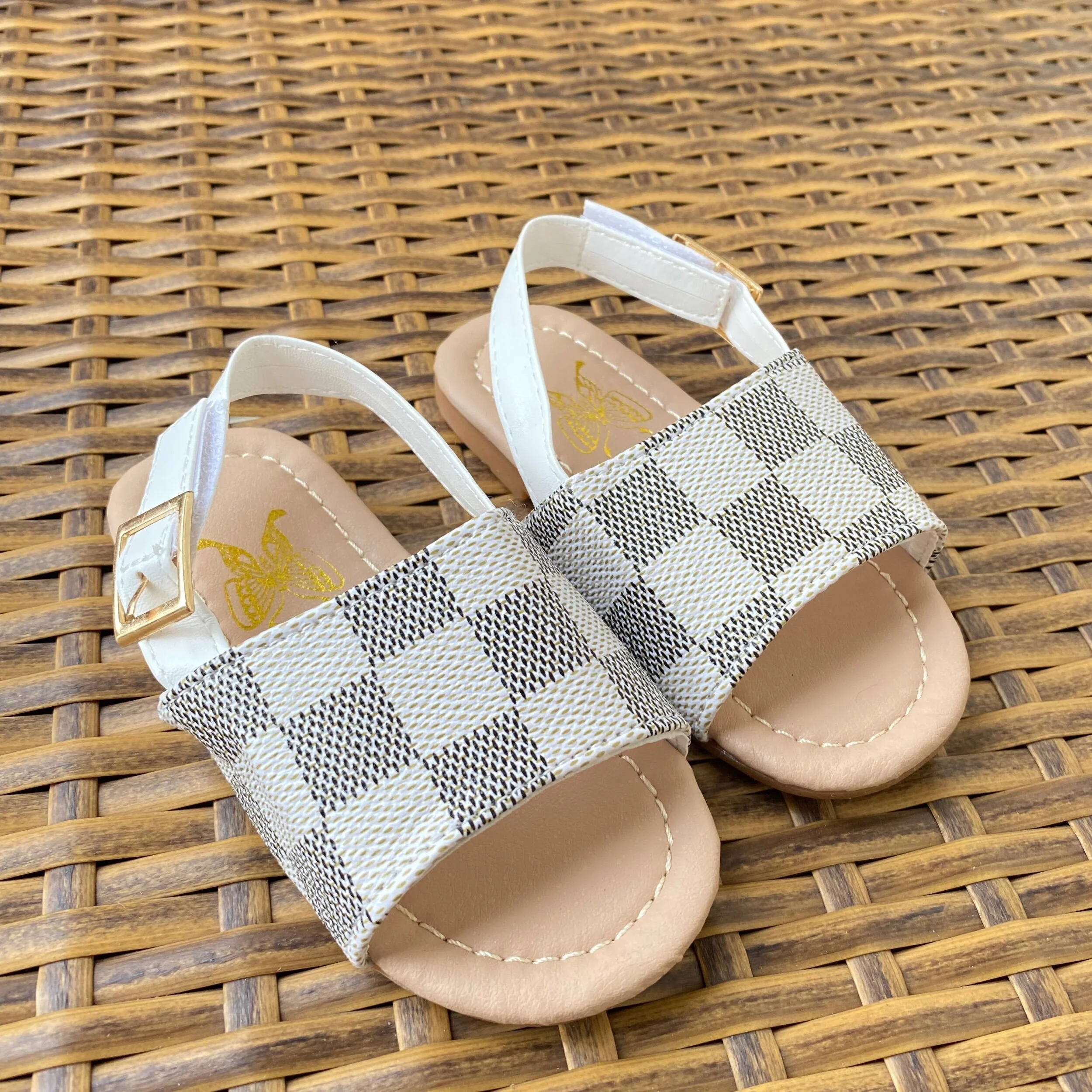 ED9E3DE7-9E96-4043-BCA0-F052B16C301E