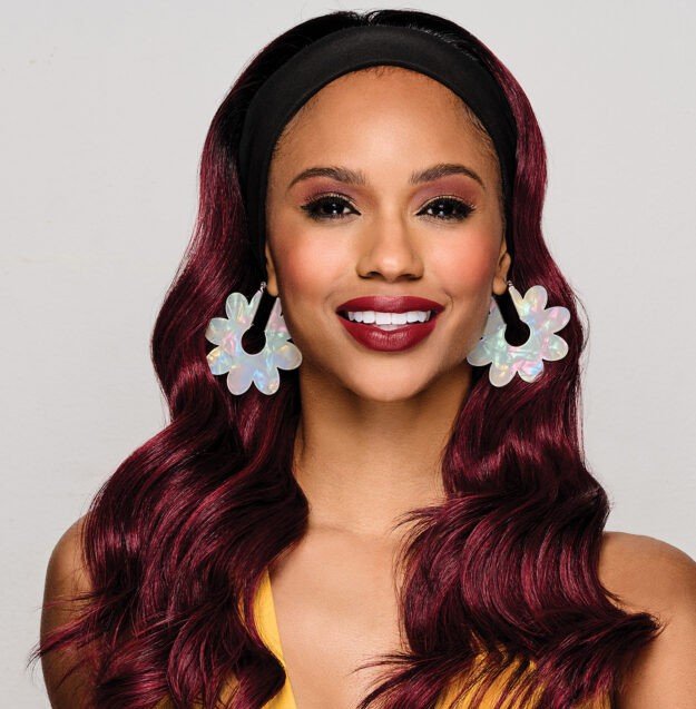 KK-20in-Wavy-Waves-Headband-Wig-Model-Front-1-625x782 1.jpg