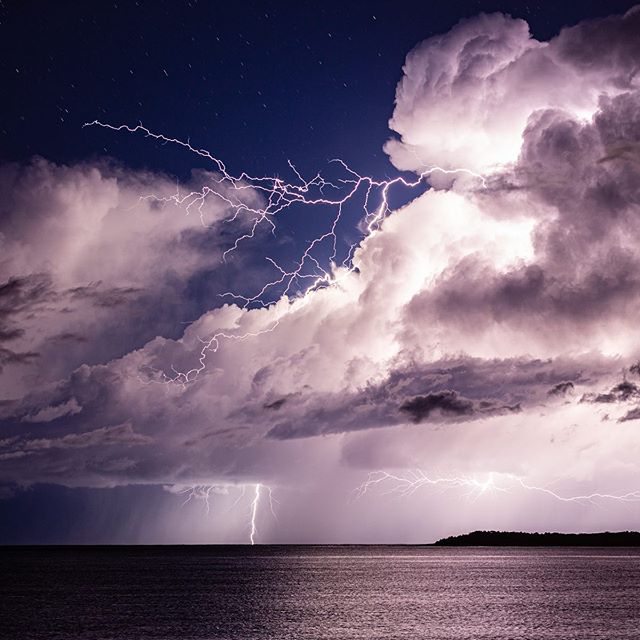 This is easily the most sensational bolt I have ever seen! What a bloody cracker 😍 I was not expecting to see something as good as this last night, just damn lucky! Last night&rsquo;s cold change produced some great sporadic bolts, hard won in shitt