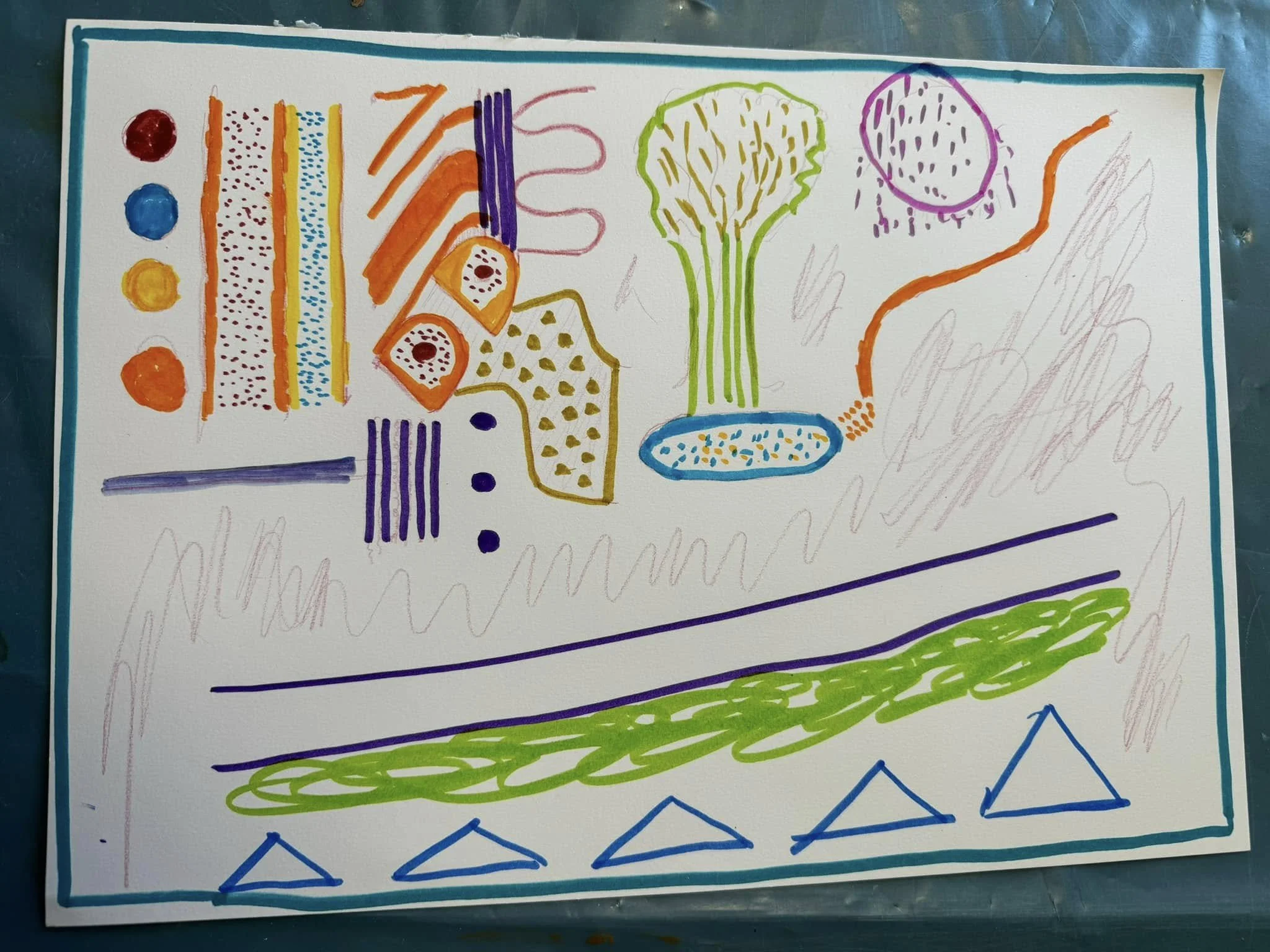 Farverig børnekunst tegning med forskellige linjer, cirkler, firkanter, trekanter, og abstrakte former i grøn, blå, orange, lilla, gul, og rød, på hvid baggrund.