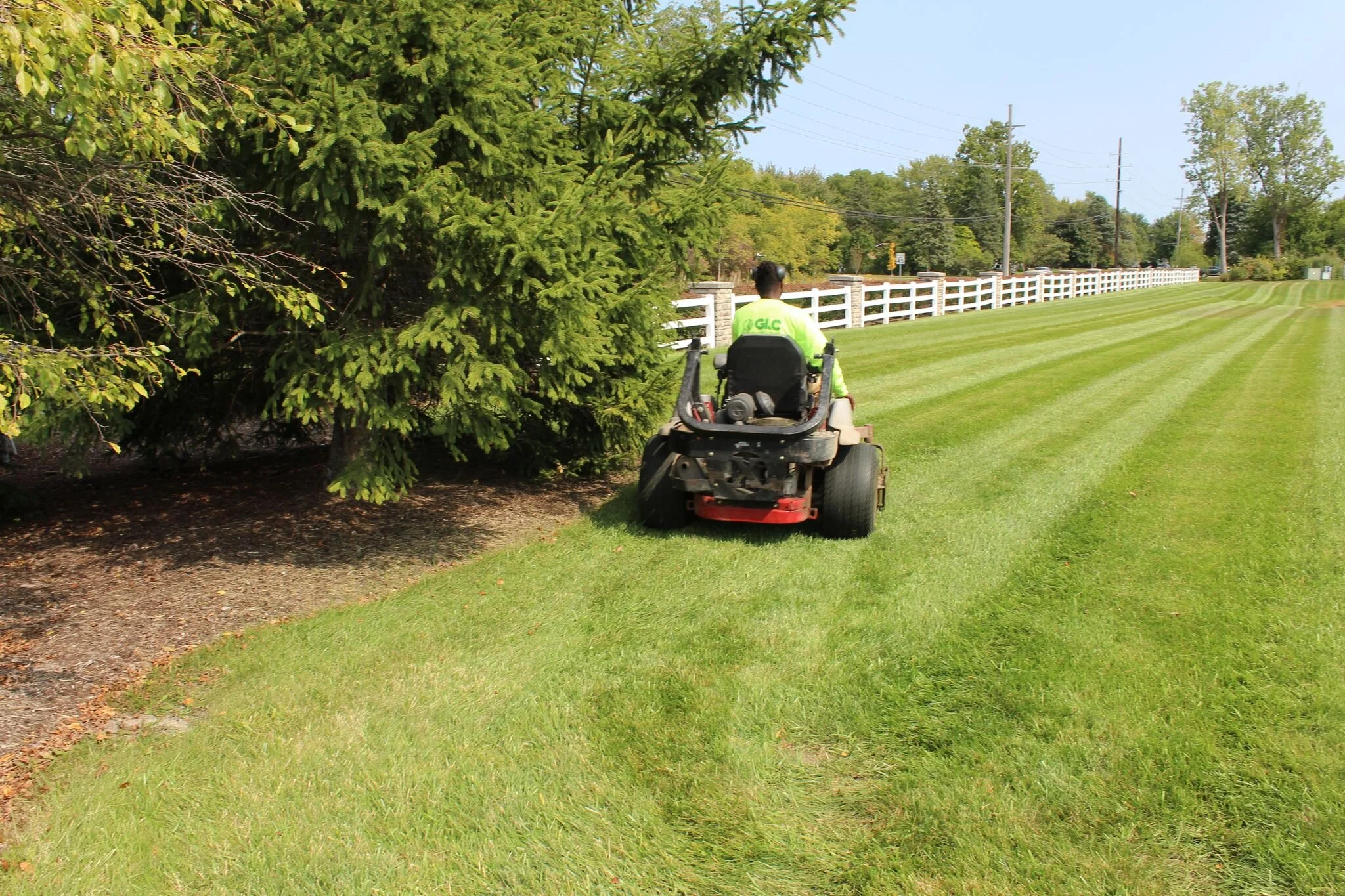 Finding a Lawn Service Near Me: How to Achieve a Luscious Landscape This Summer in Woodhaven and New Boston, MI