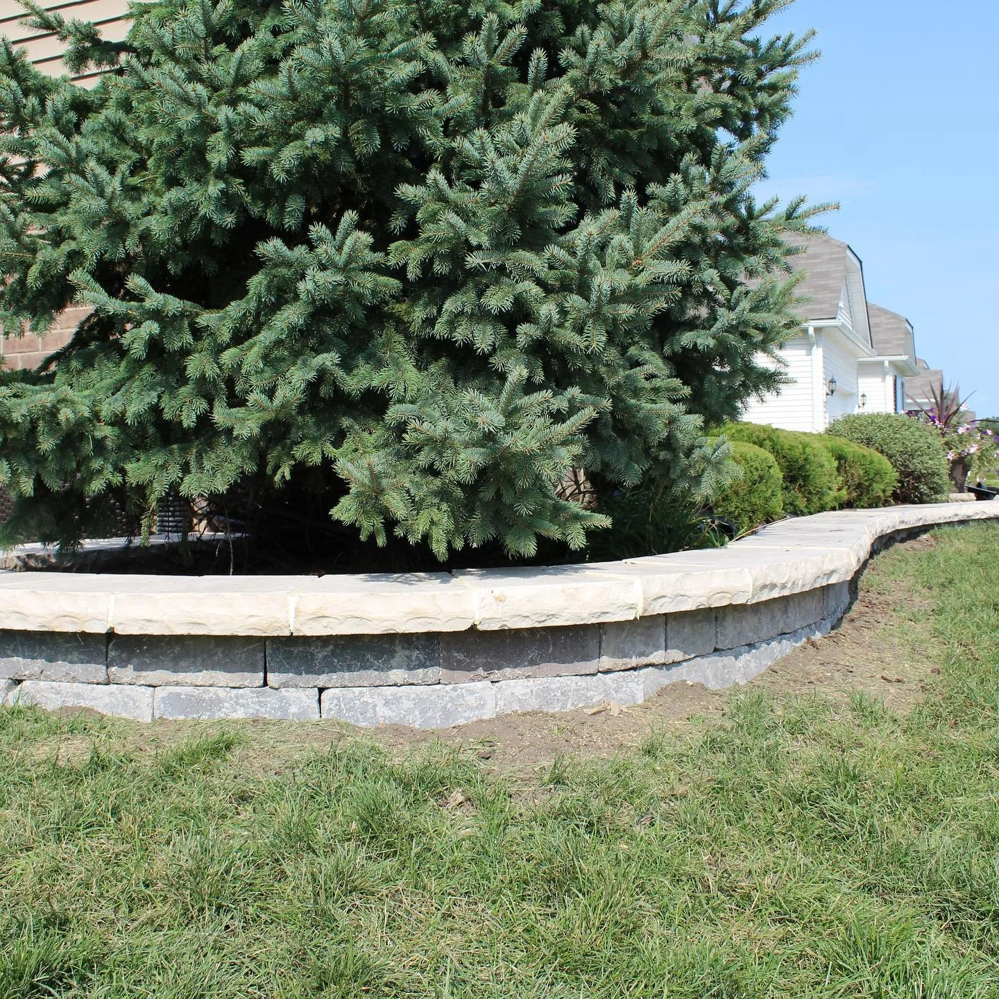 How Retaining Walls Can Benefit a Sloped Backyard in the Woodhaven and Flat Rock, MI, Area