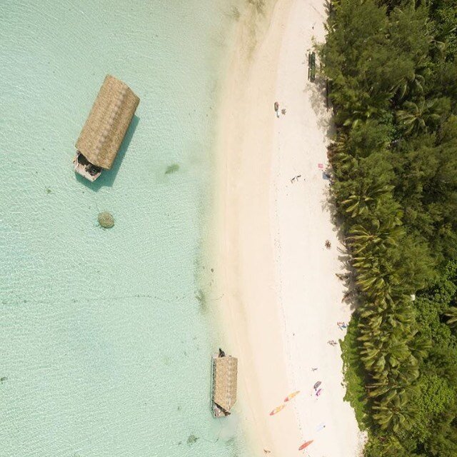 Bird&rsquo;s eye view of the beautiful Muri lagoon. Who is up for a snorkel tour today? Sun&rsquo;s out ☀️ let&rsquo;s go!
.
.
.
#muribeachclubhotel #muribeach #murilagoon #adultsonlyoasis #adultsonly #paradise #lagoon #holiday #tropicaldestination #