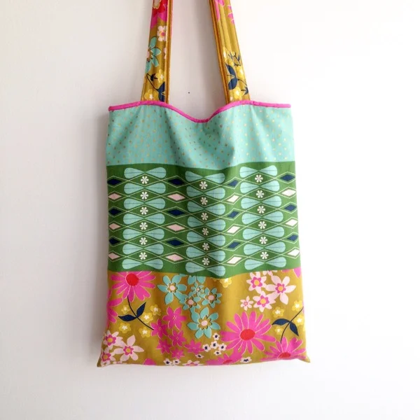 Sparkly tote with piping