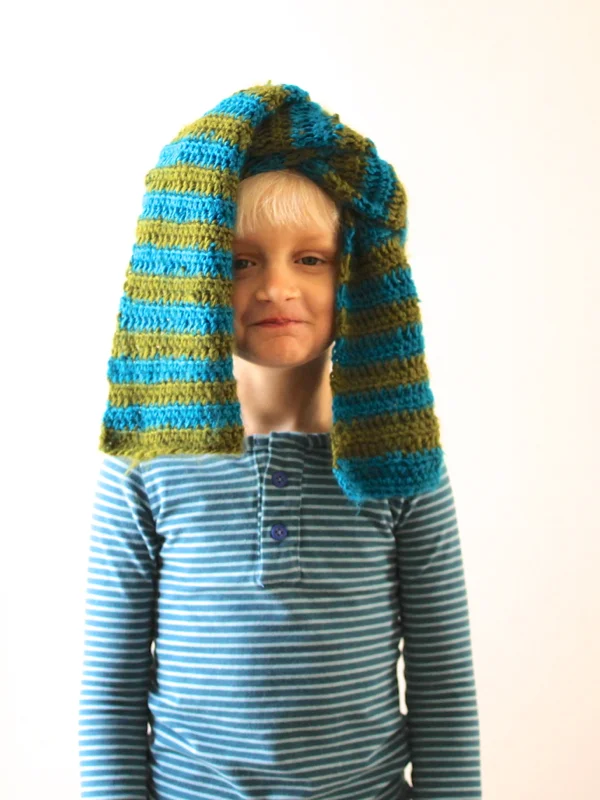 Crochet scarf with stripes