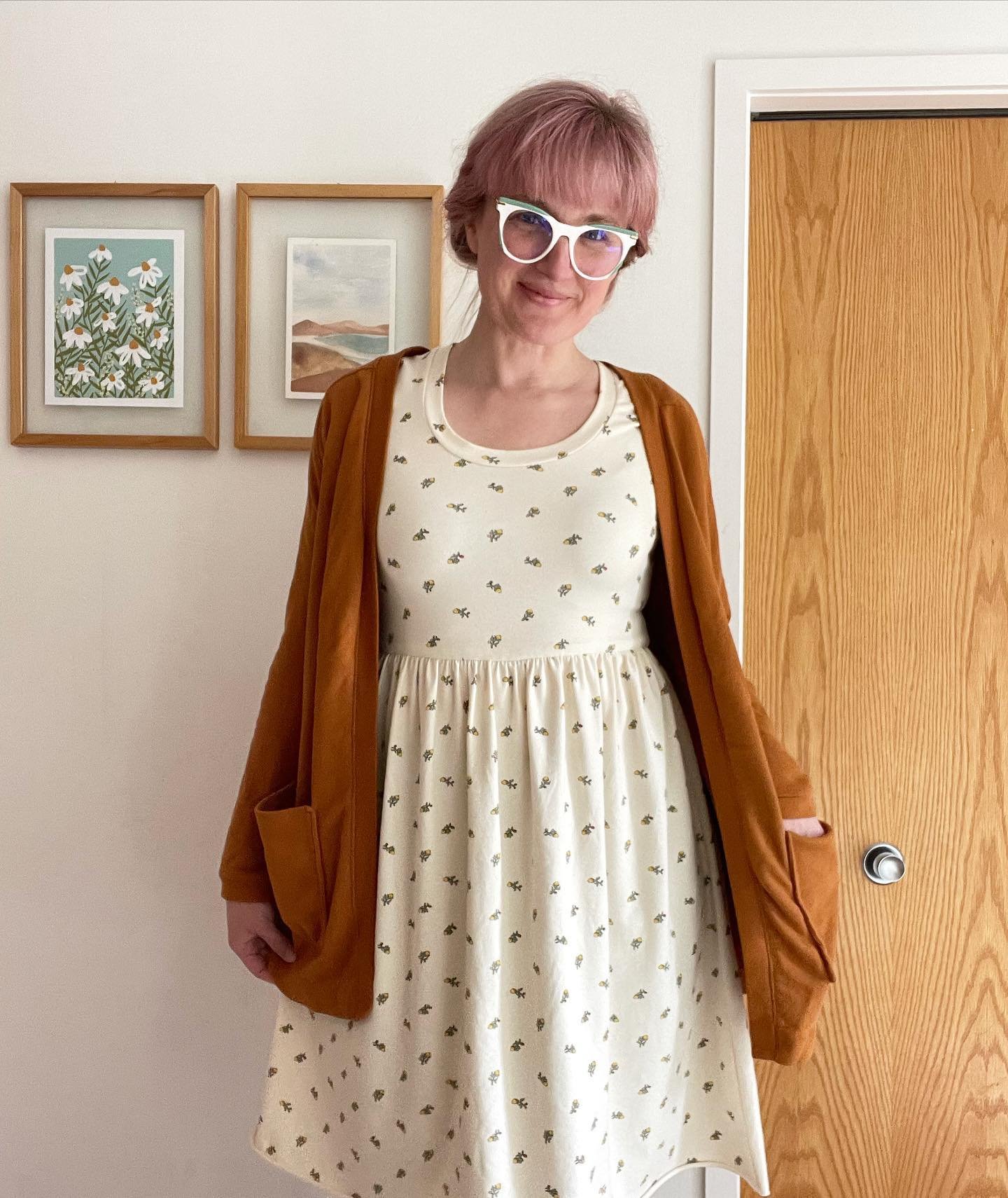 Todays outfit: Jade+Isla dress with Citrine cardigan (with length and pocket mods from the tutorial on the /Citrine page on my website) 
🌼
#MBRjade #MBRisla #MBRisladress #isladresspattern #madebyrae #isew #imakemyclothes