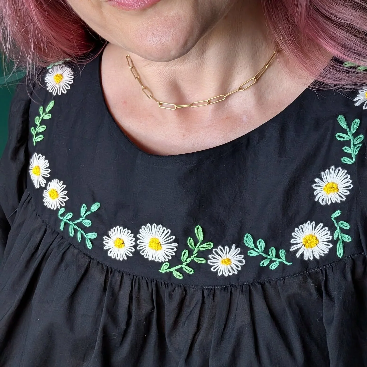 Swipe for some in-progress pics from this embroidered top (plus some inspiration from my garden at the end 🌼💞) 🪡 
#madebyrae