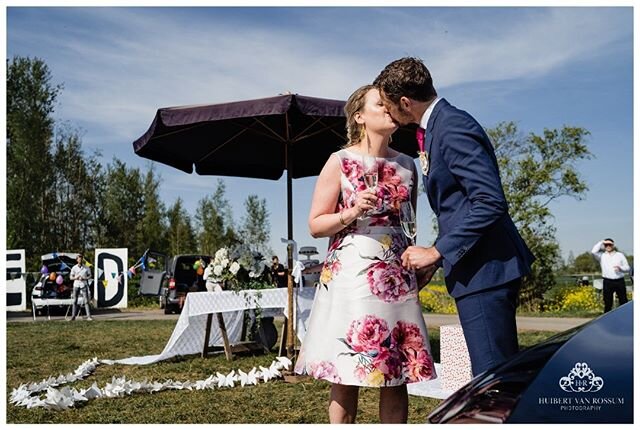 &ldquo;Just Married&rdquo;. Je ziet net de laatste anderhalve letter! Zo heel bijzonder, dat ook het trouwen nog door kan gaan. Zo leuk om er bij te zijn! En wat is er veel creativiteit in het zoeken naar mogelijkheden. Liefde overwint alles!
.
You t