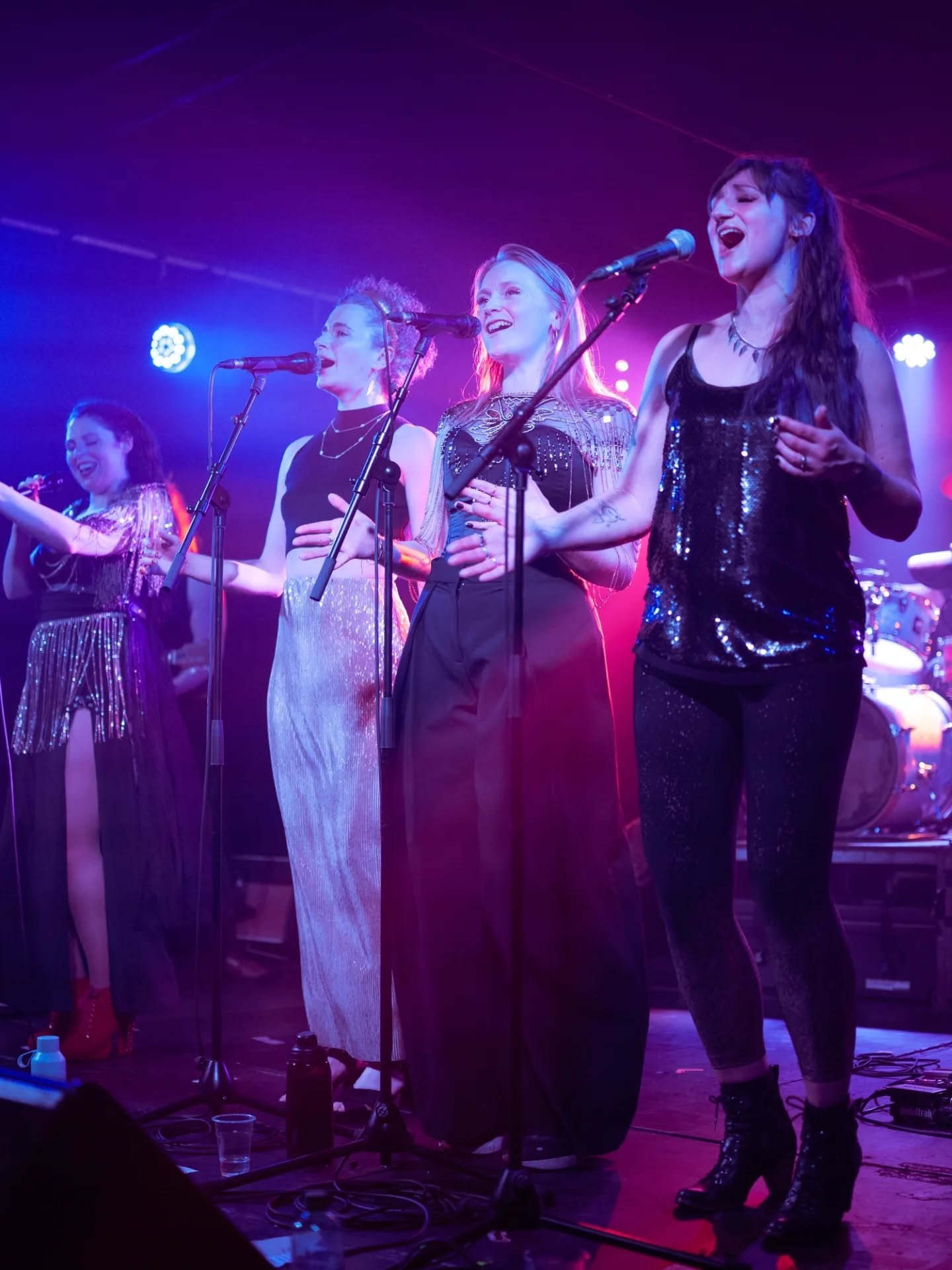 Oh my goooohhhdd, 2 weeks ago @kat.brooks.music released her debut EP, performing it live at @labelleedinburgh and WHAT A GIG IT WAS. Kat and all the Gorls in the band stepped up, brought their a-game, spilt T, danced and vibed all night 💃🏻

Huge c