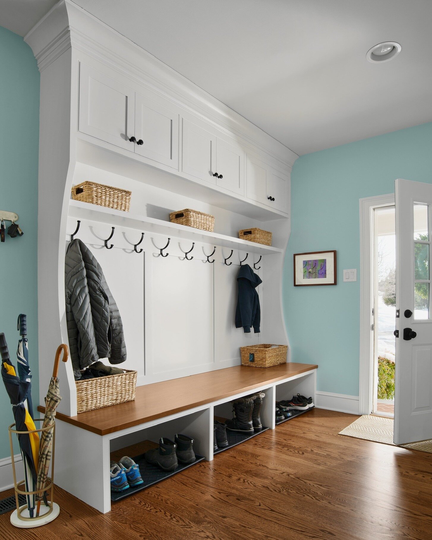 If you were creating your own entry space, what would be most important to you?  Enclosed storage?  Individual cubbies?  Seating?  Shoe storage?  Drop comment 👇

.
.
.
#entryway #mudroom #mudrooms #mudroominspo #mudrombench #entrywaydecor #entry #en
