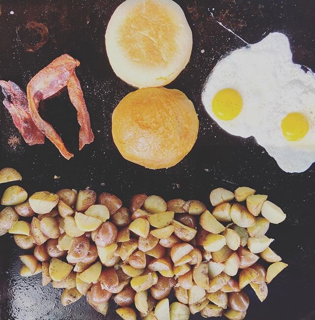 Breakfast is served @teddysgriddle 🥚🥓
.
@westerlyfarmersmarket until 1 pm today
.
.
.
#breakfast #breakfastsandwich #farmersmarket #farmfresh #rirestaurants #rismallbusiness #smallbusinessowner #foodtruck