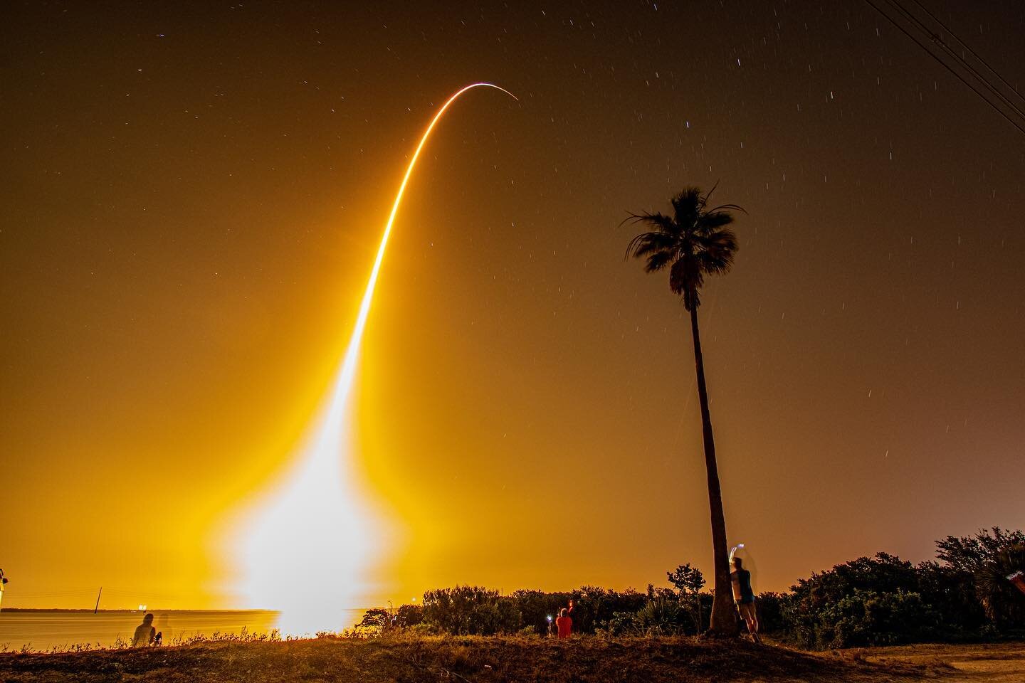 Here&rsquo;s an overblown
Long-exposure photo of
SpaceX Crew-4 launch 🚀 

#haiku #haikutoyoutoo #rocketlaunchhaiku ⁣
.⁣
.⁣
.⁣
.⁣
.⁣
.⁣
.⁣
.⁣
.⁣
.⁣
#nasa #nasa🚀 #rocket #rocketlaunch #rockets #astrophotography #space #spaceart #spaceship #spaceshutt