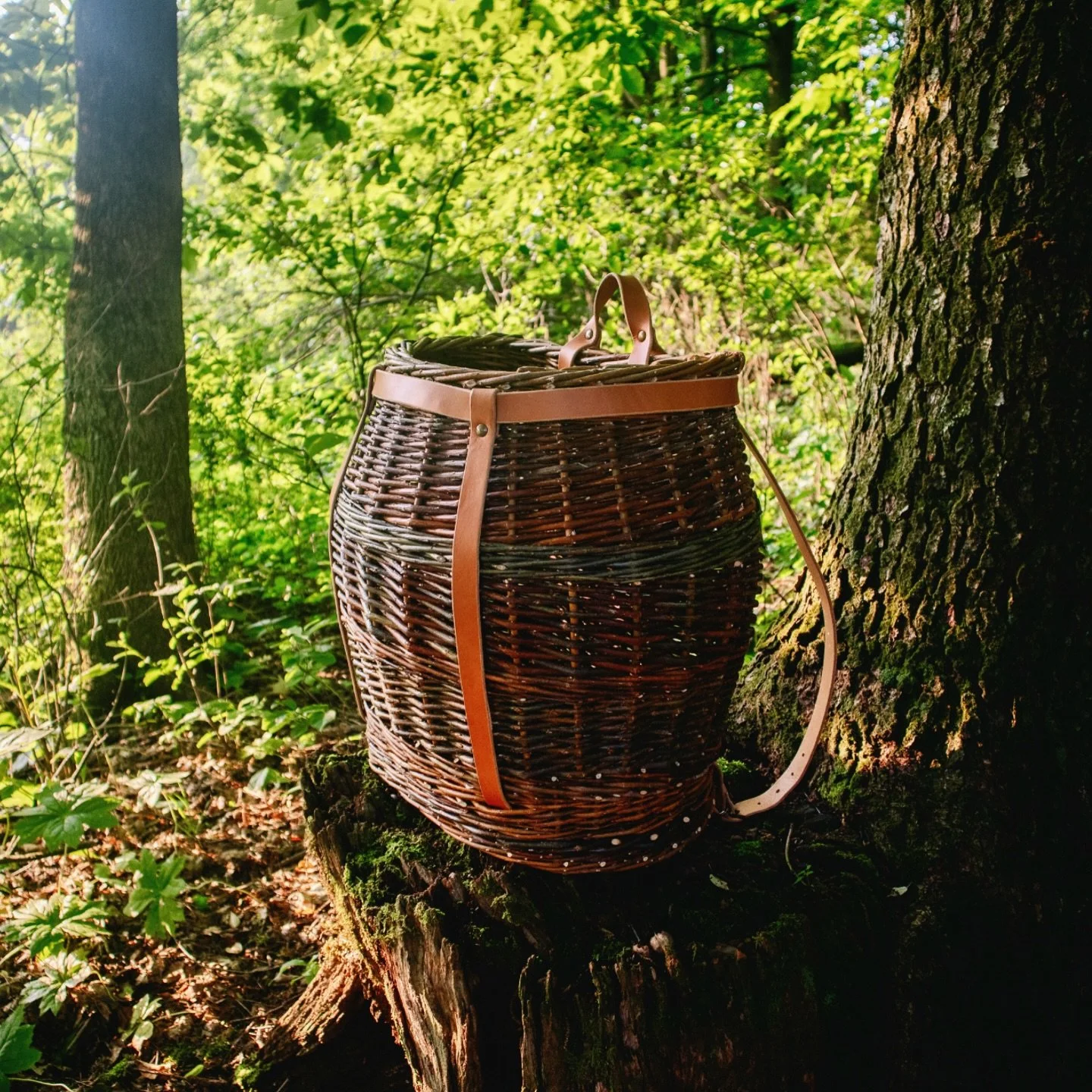 New backpack ✨ 

Woven with willow featuring custom leatherwork, all by Dan. 

&bull;

#willowbasketry #handmade 
#willowweaving #sustainablecraft