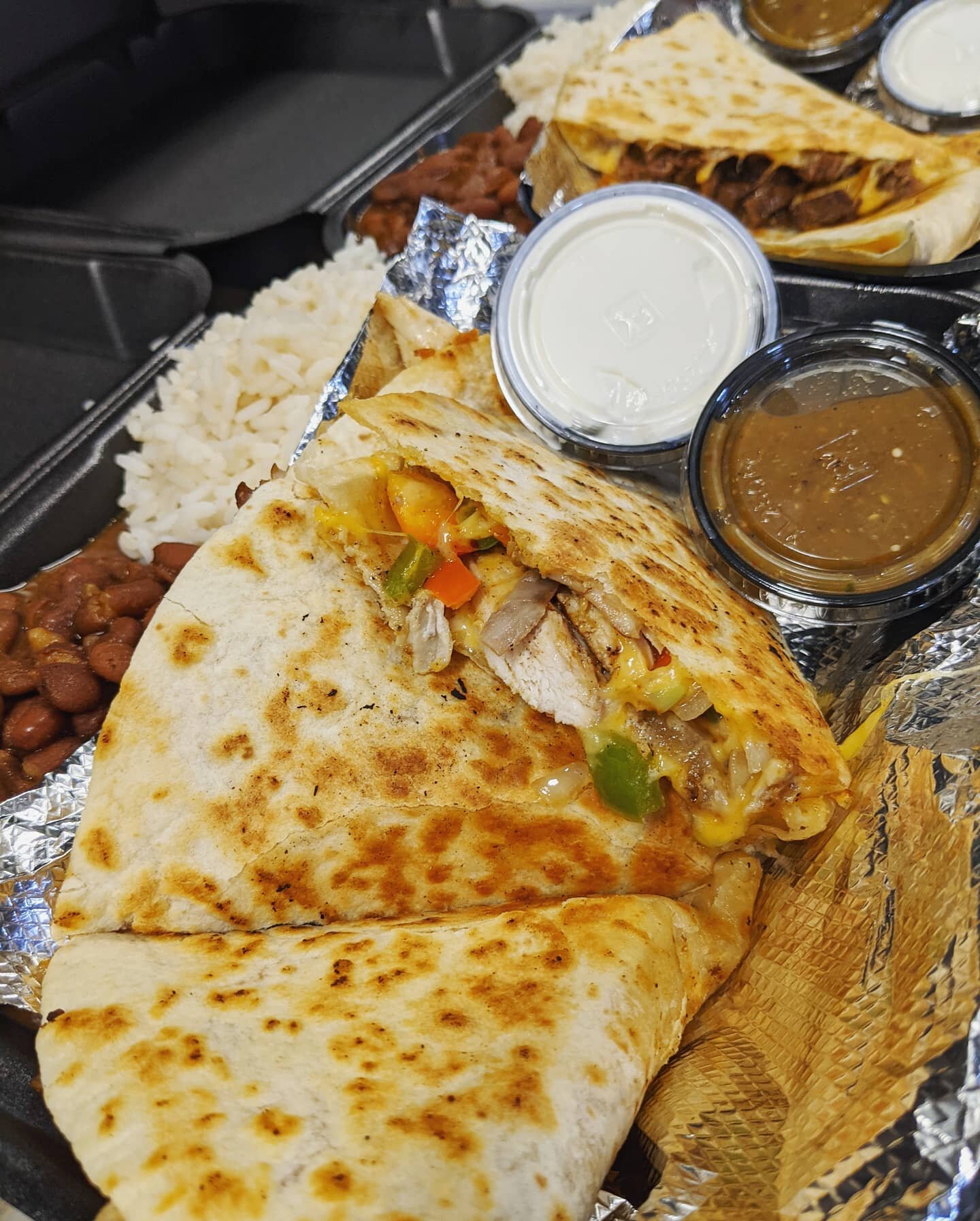 Chicken or beef brisket quesadilla any one? Watch the game and munch on some cheesy goodness
 @deliciousatthedunbar

#foodporn #foodiesofinstagram #yummyfood #foodgasm #laeats #mexicanfood #foodlover #lafoodie #dinela #munchies #comfortfood