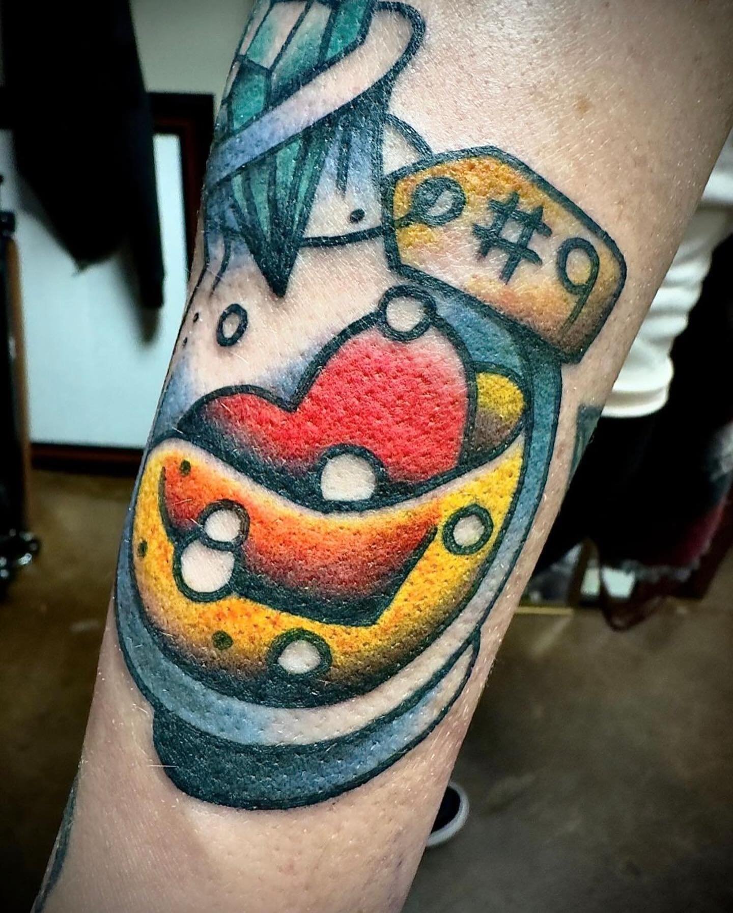 Made by @lazlowtattoo 
Book your next appointment anytime, online at www.keepsakeokc.com
See you soon!

 #tattoo #tattoos #oklahoma #oklahomacity #traditionaltattoo #oldschooltattoo #bright_and_bold #boldtattooart #boldwillhold #tradworkers #american