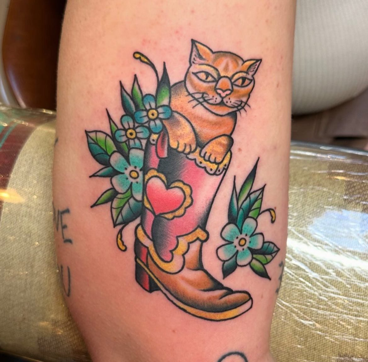 Made by @tylerdwilliamsart 
Book your next appointment anytime, online at www.keepsakeokc.com
See you soon!

 #tattoo #tattoos #oklahoma #oklahomacity #traditionaltattoo #oldschooltattoo #bright_and_bold #boldtattooart #boldwillhold #tradworkers #ame