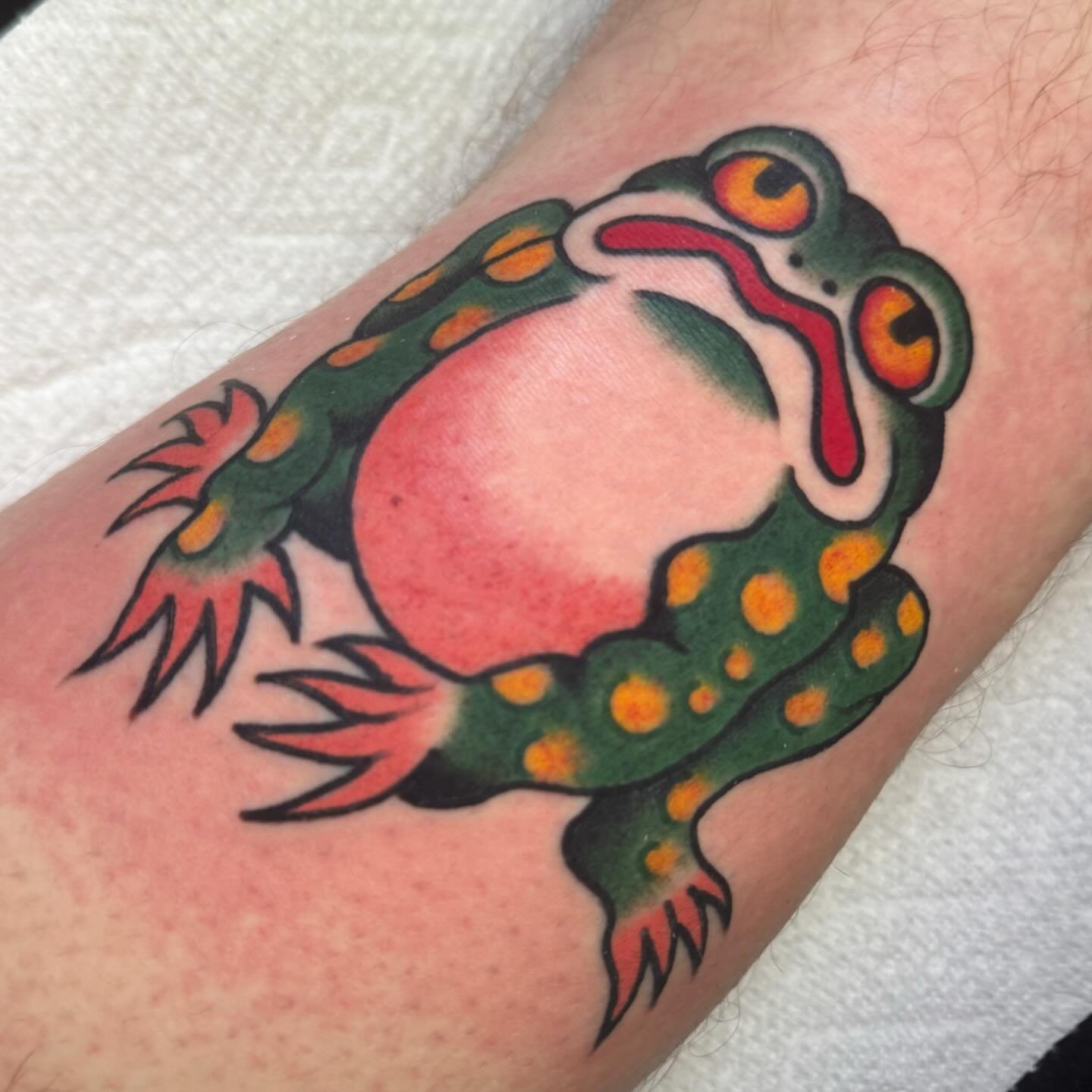 Got to make this whimsical frog for Zach @keepsakeokc 

Thanks for the trust!

Booking appointments now for end of may, Tuesday-Friday, at 11am and 3pm, walk-ins on Saturdays!

#tattooflash #classictattoo #vintagetattoo #traditionaltattooflash #tatto