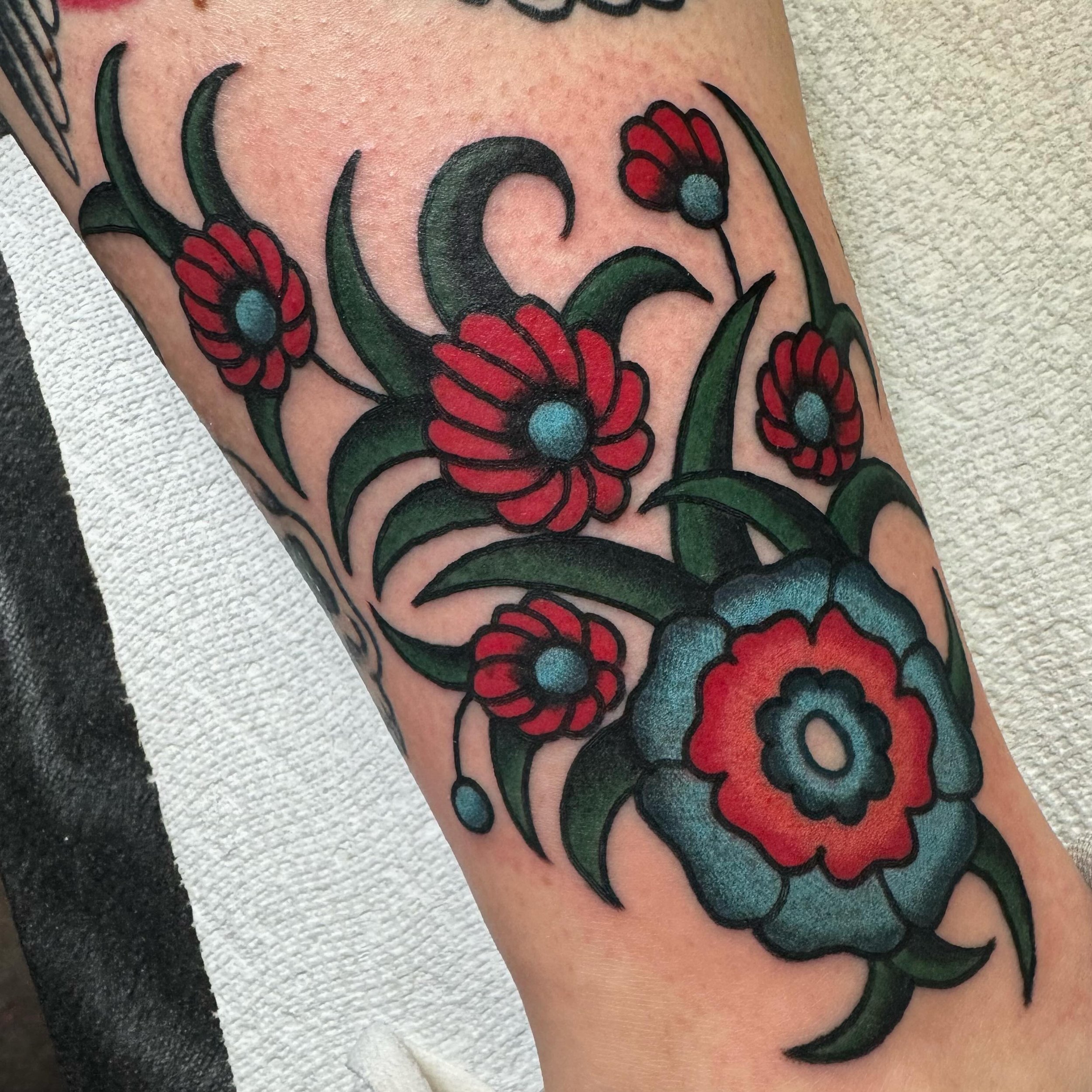 Some flowers made @keepsakeokc 

Thanks again Kathryn!

Book yours now, Tuesday-Friday, at 11am and 3pm, walk-ins on Saturdays!

#tattooflash #classictattoo #vintagetattoo #traditionaltattooflash #tattoo #tattoos #oklahoma #oklahomacity #okc #oldscho
