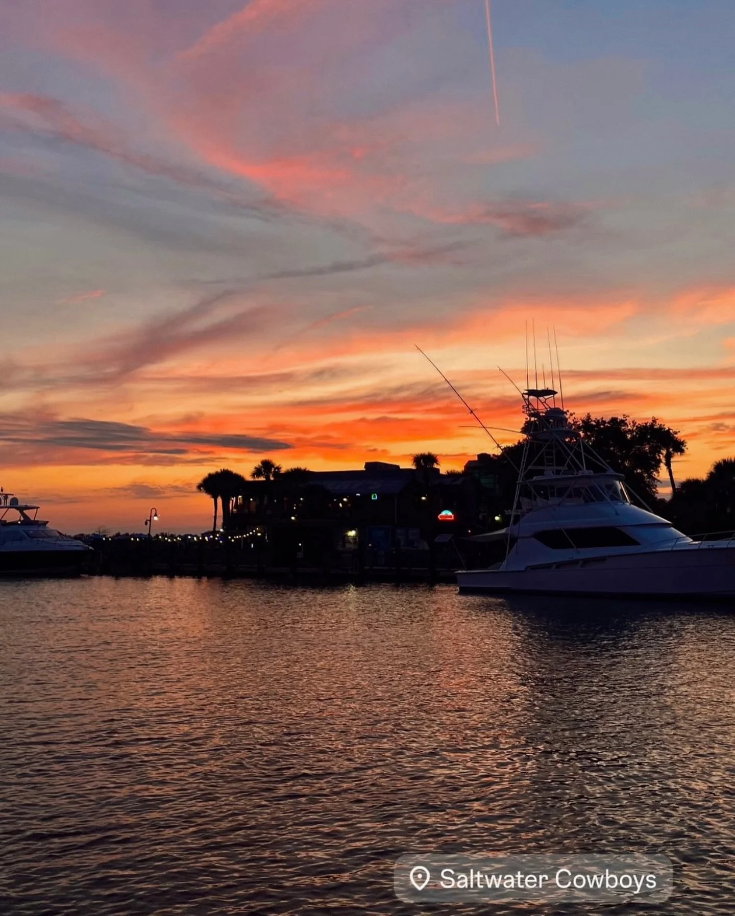 A 5PM sunset isn&rsquo;t quite so bad when this is the view&hellip; Get off work, get on the creek. 🌅🤠

📸: @mollybrockmyre