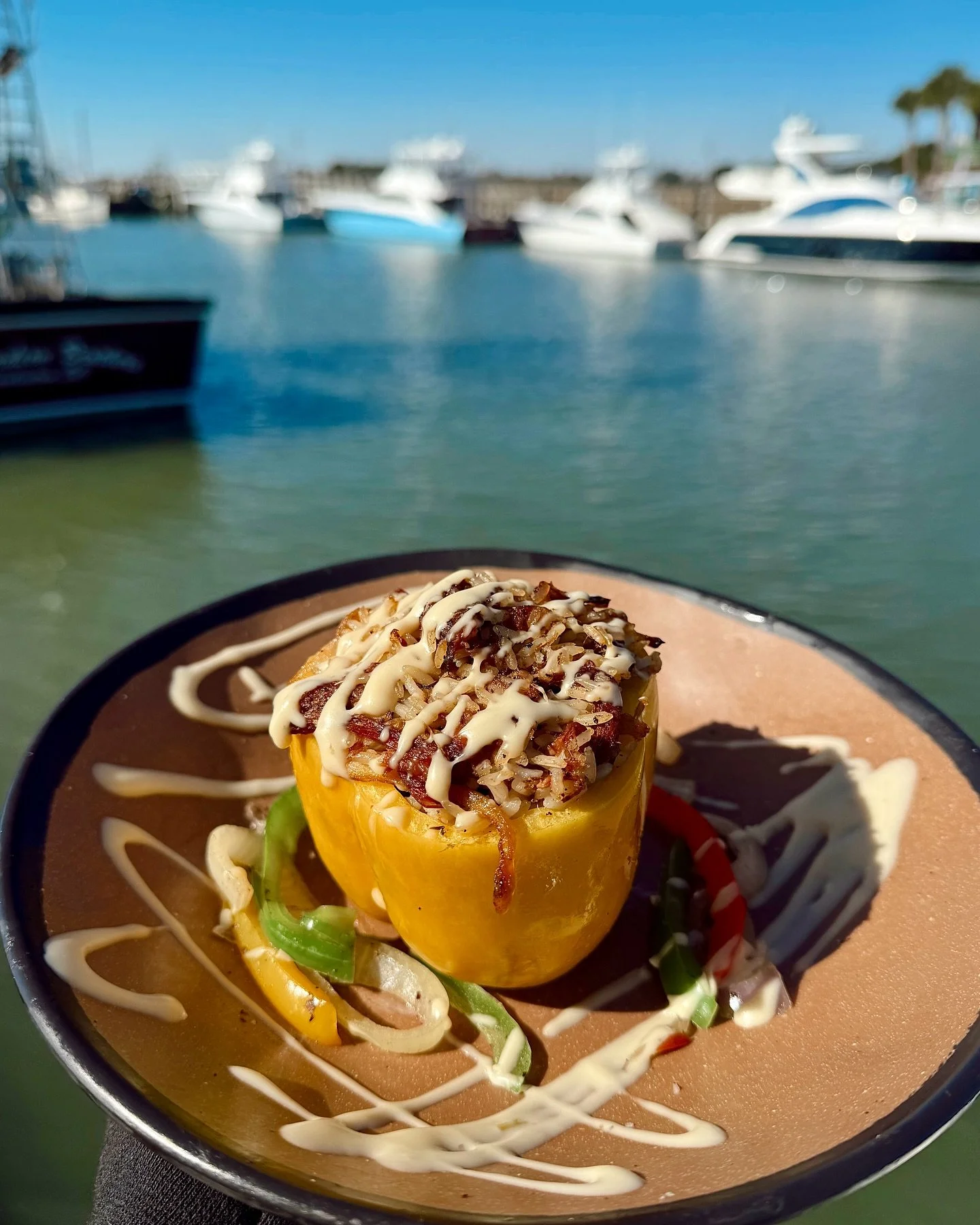 SPECIALS 11|12 🤠
BRISKET BELL PEPPER 🫑 Bell pepper stuffed with cilantro lime rice, brisket and onions covered in queso.
THAI CHILI FRIED RIBS 🔥 Fried ribs tossed in Thai chili sauce, topped with scallions and sesame seeds.