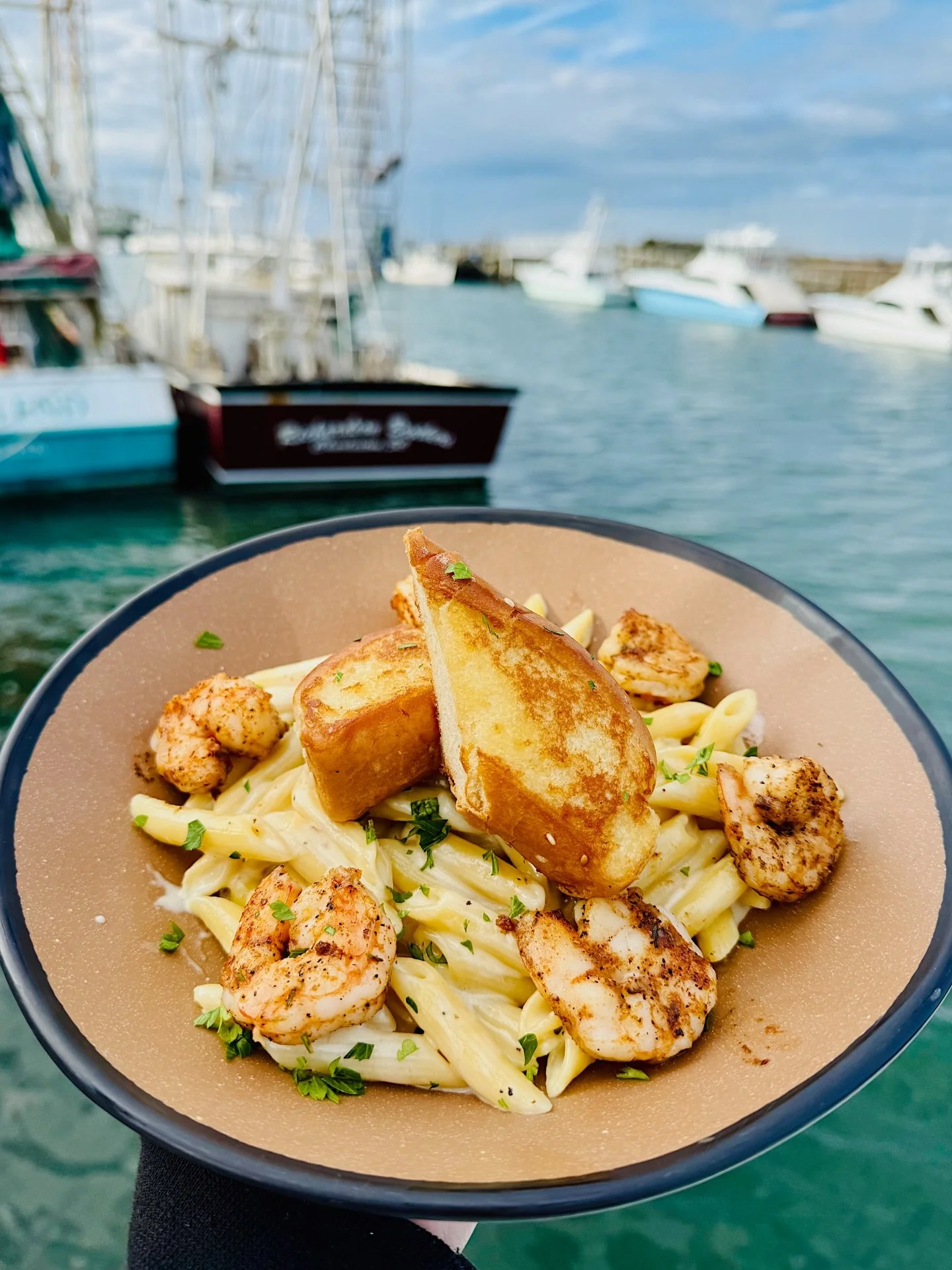 We are SO BACK! It&rsquo;s salty Saturday and we&rsquo;ve got some delicious specials 🤠
🍤 BLACKENED SHRIMP ALFREDO Six blackened grilled shrimp over penne pasta tossed in housemade Alfredo, topped with Parmesan and buttered toast
🔥 CATFISH FINGERS