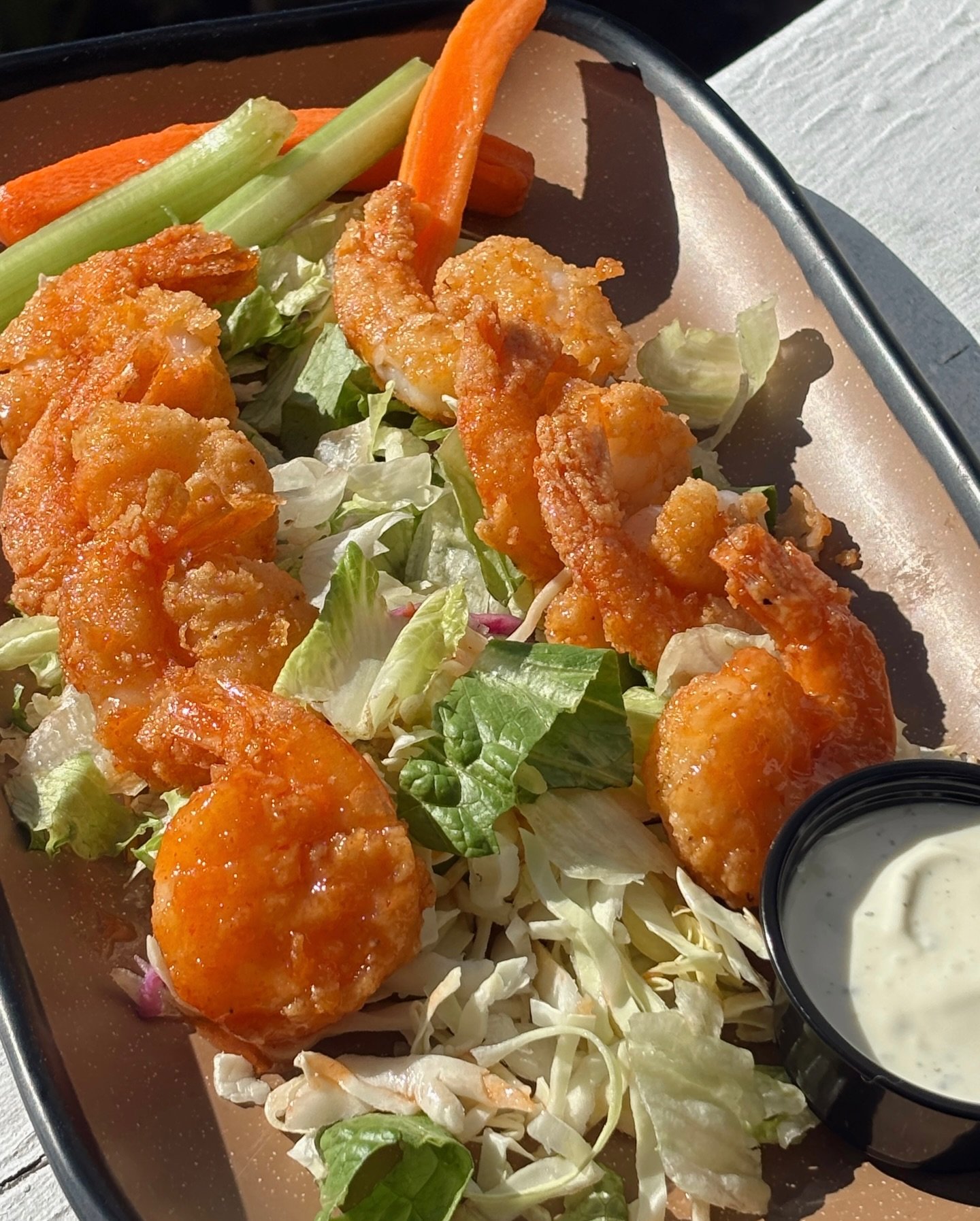 It&rsquo;s Friday eve. The sun is shining. Two reasons to meet us on the creek&hellip;
SPECIALS 1|22
BUFFALO SHRIMP 🍤 Eight fried shrimp tossed in homemade honey buffalo sauce. Served with celery, carrots and your choice of ranch of bleu cheese.
BOA
