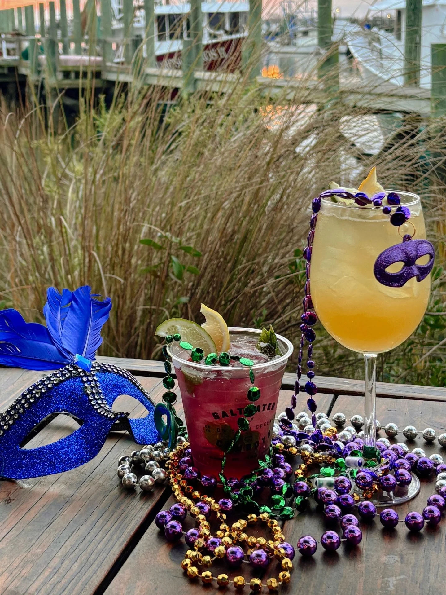 𝘾𝙍𝘼𝙒𝙇𝙄𝙉&rsquo; 𝙊𝙉 𝙏𝙃𝙀 𝘾𝙍𝙀𝙀𝙆 🎷🎭⚜️ This Saturday 2|21 we&rsquo;re bringing a crawl to Shem Creek with all of your favorites spots! Festive drink specials, live tunes and obviously&hellip;beads.
Skip the traffic and arrive by water wi