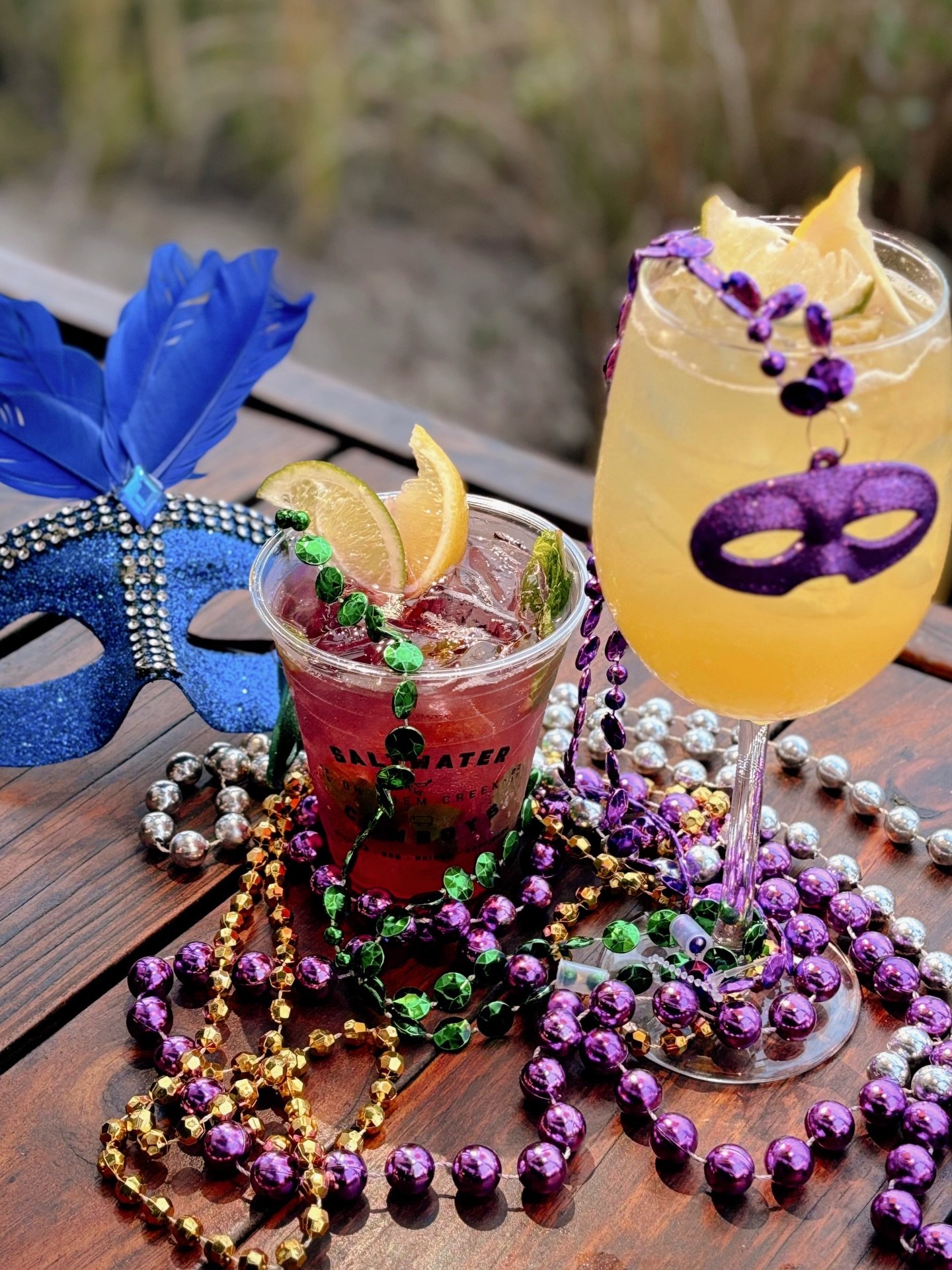𝘾𝙍𝘼𝙒𝙇𝙄𝙉&rsquo; 𝙊𝙉 𝙏𝙃𝙀 𝘾𝙍𝙀𝙀𝙆 🎷🎭⚜️ TOMORROW! We&rsquo;re bringing a crawl to Shem Creek with all of your favorites spots! Festive drink specials, live tunes and obviously&hellip;beads.
Skip the traffic and arrive by water with @charl