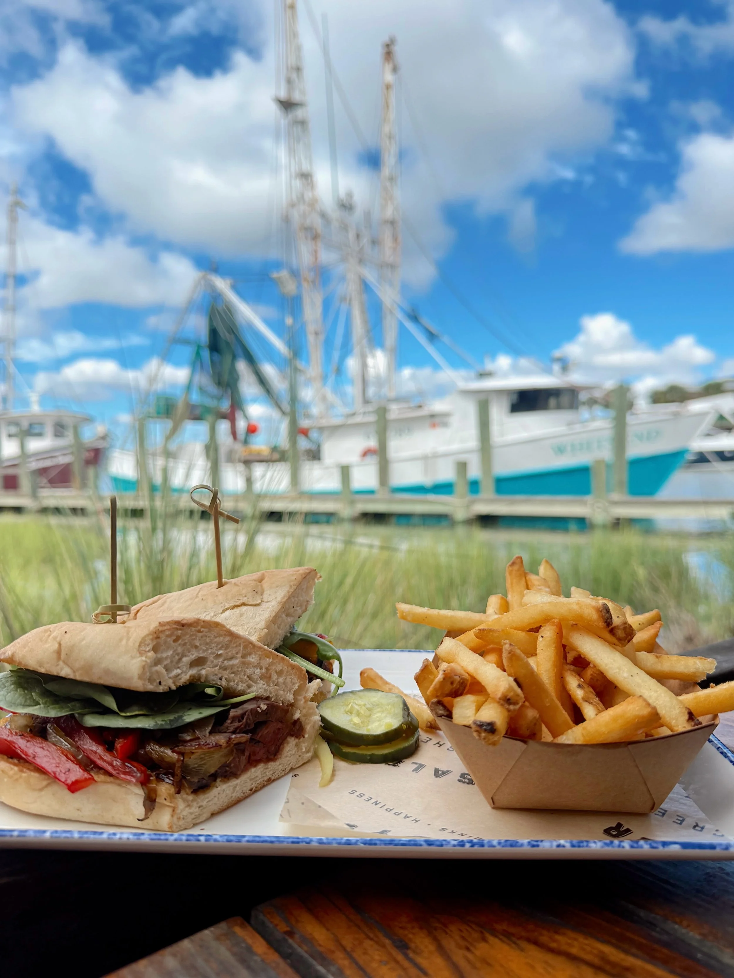 Monday blues? None here. 🤠
𝗦𝗣𝗘𝗖𝗜𝗔𝗟𝗦 𝟴|𝟯𝟭
𝘔𝘈𝘙𝘐𝘕𝘈𝘛𝘌𝘋 𝘚𝘒𝘐𝘙𝘛 𝘚𝘛𝘌𝘈𝘒 𝘚𝘈𝘕𝘋𝘞𝘐𝘊𝘏 Marinated skirt steak topped with saut&eacute;ed peppers + onions, fresh arugula, served on a hoagie roll with French fries.
𝘛𝘜𝘕𝘈 𝘕𝘈?