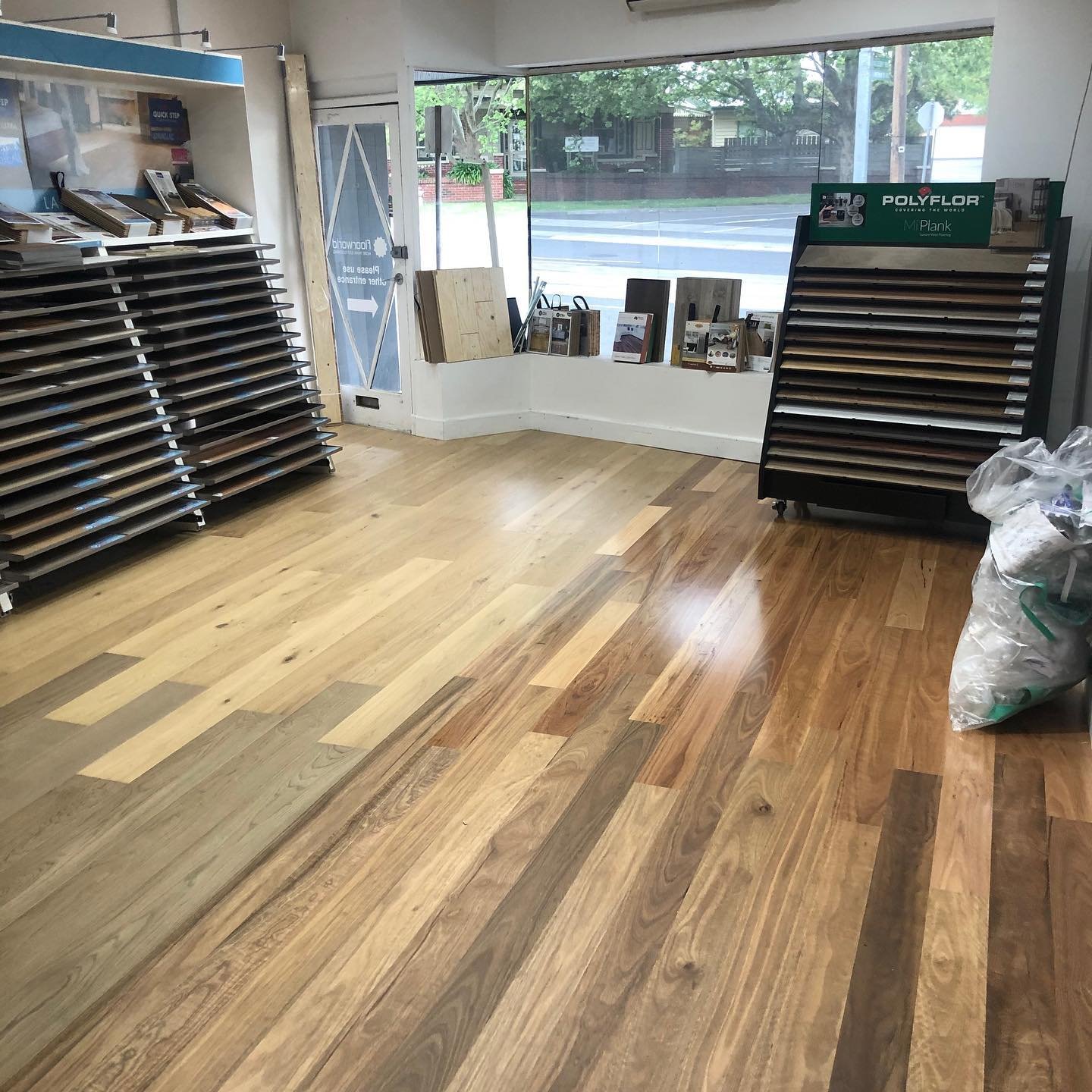 SHOWROOM MAKEOVER! Whilst we have been in lockdown we have given the showroom a makeover with some new display timber flooring. ❤️Stained Oaks, Spotted Gum and Blackbutt.  Enquires on your flooring needs call Adam on 03 9882 0019.
#floorworldcamberwe