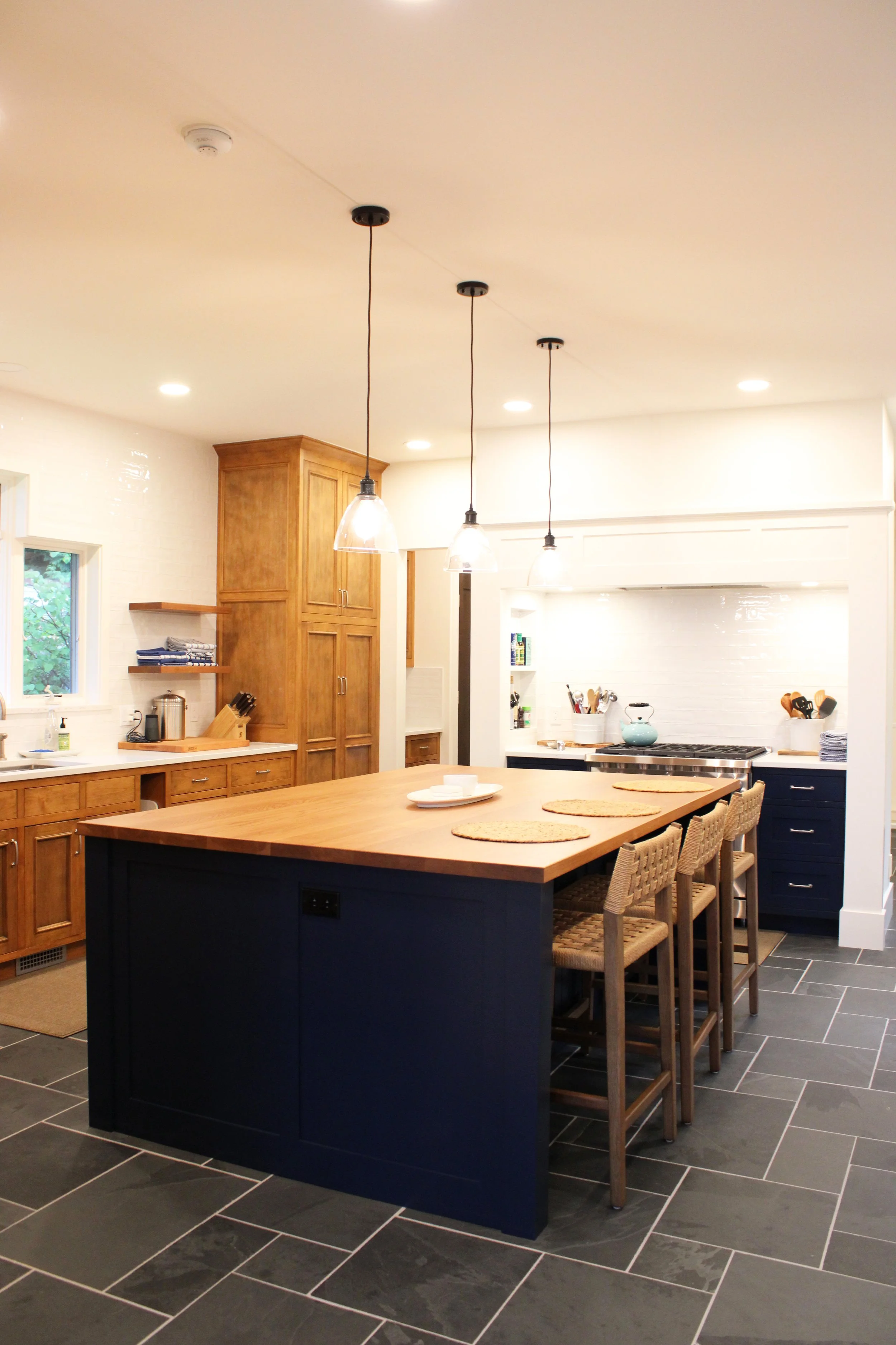 kitchen-remodel-freeland-wa-navy-island-dining.jpg