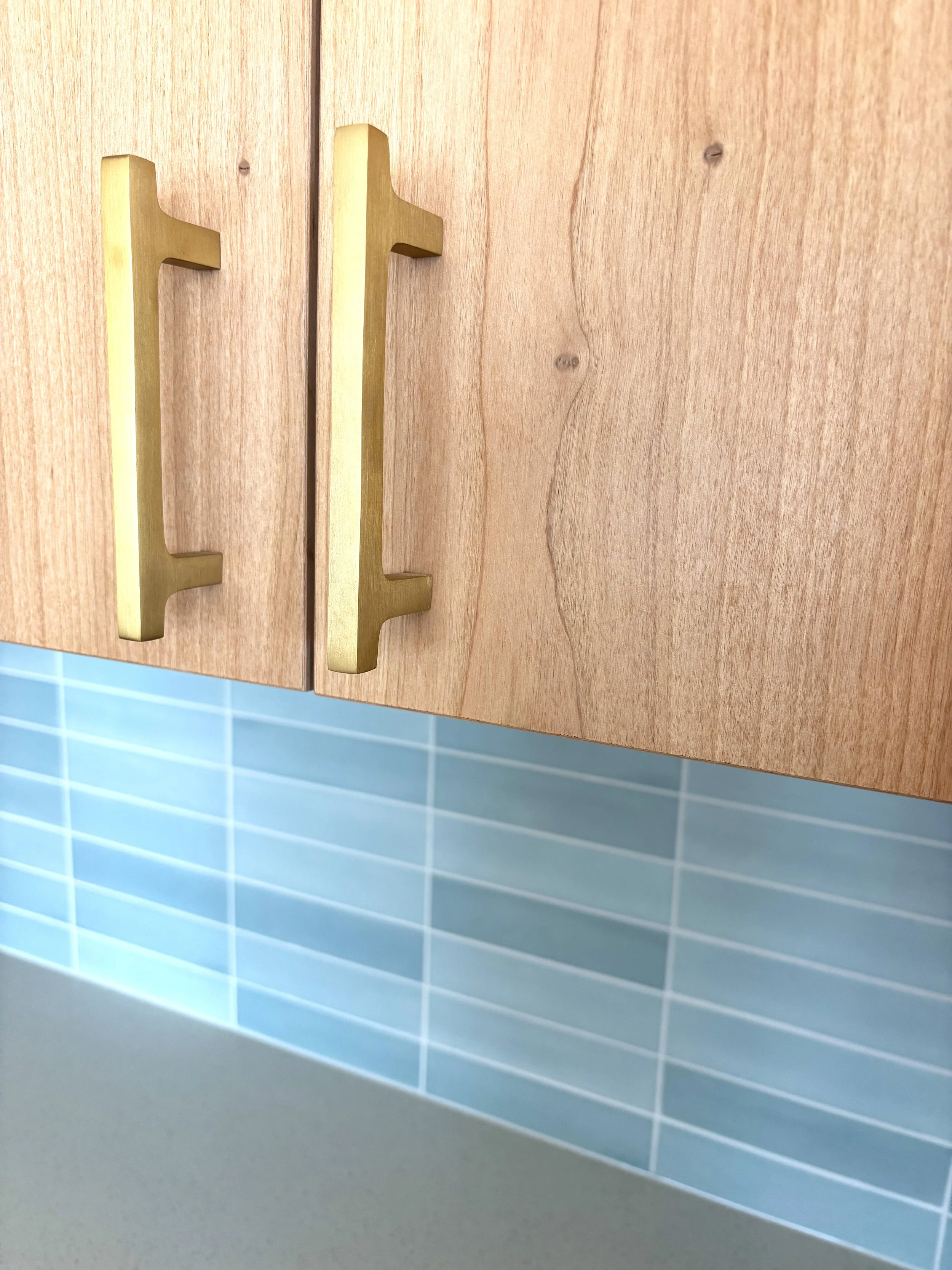 kitchen-remodel-langley-wa-brass-hardware-detail.jpg