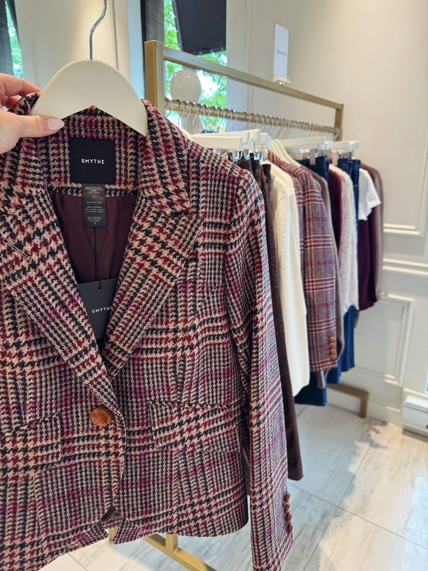 Ce veston &amp; cette palette de couleurs pour l&rsquo;automne !! Gorgeouuus @smythebrand 

#newfallcollection #burgundy #fuschia #blazer #fallfashion #shoppinglovers #smythe