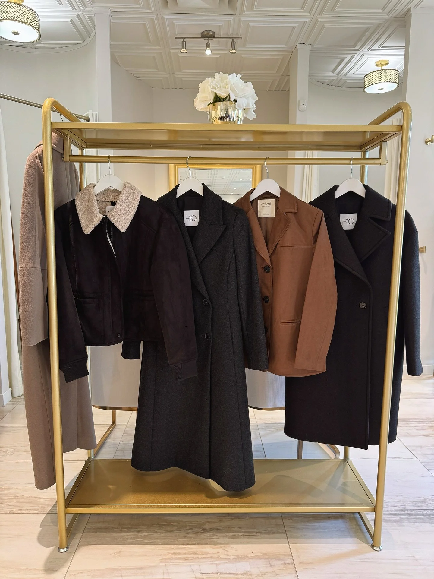 La saison des manteaux qui approche 🍂

#newcollections #coats #jackets #wool #suede #shoppingday #fashionlovers #fallseason