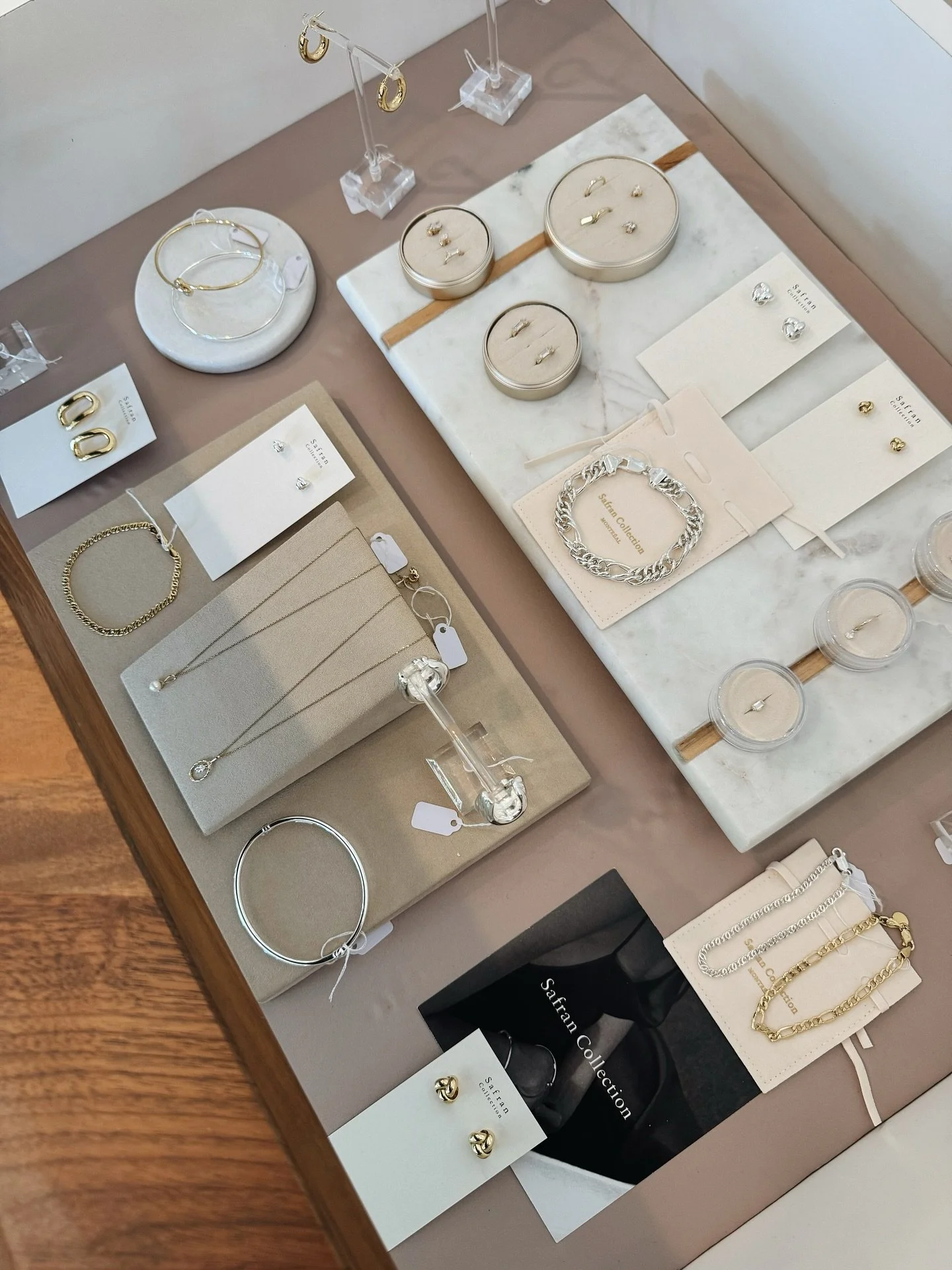 Super contente d&rsquo;introduire cette nouvelle ligne de bijoux bas&eacute;e &agrave; Montr&eacute;al ! @safrancollection ✨ Alerte aux coups de coeur ! 🫶🏻 

#jewelry #newcollection #gold #silver #earrings #necklace