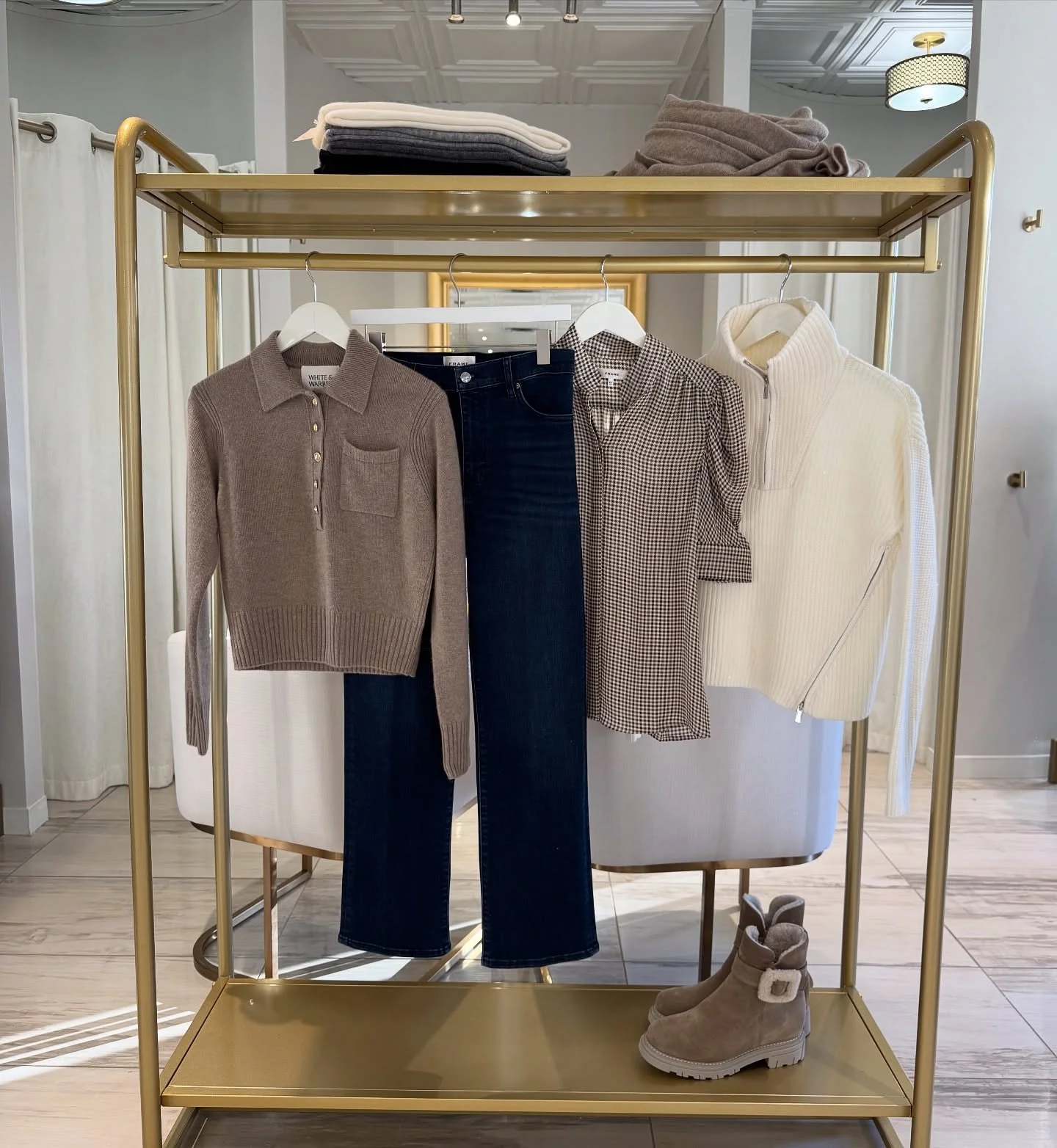 Dress code: Effortlessly Chic 🤎

#fallcollection #fashioninspo #outfitideas #sweater #denim #blouse #shoppingtime
