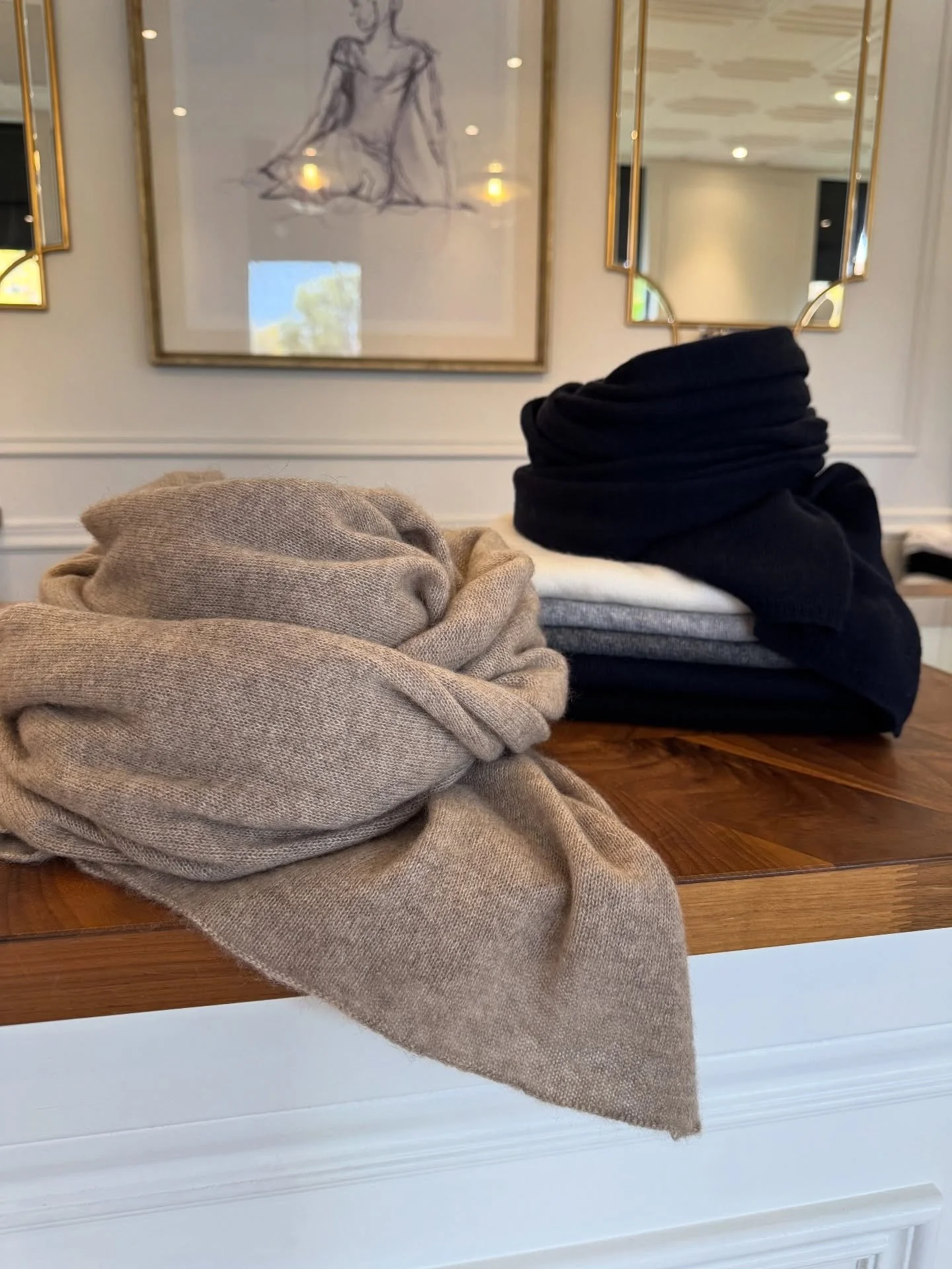 Cashmere season is in full bloom 🧶
 @whiteandwarren @notshycashmere 

#travelwrap #soft #timeless #scarf #cashmere #fallseason