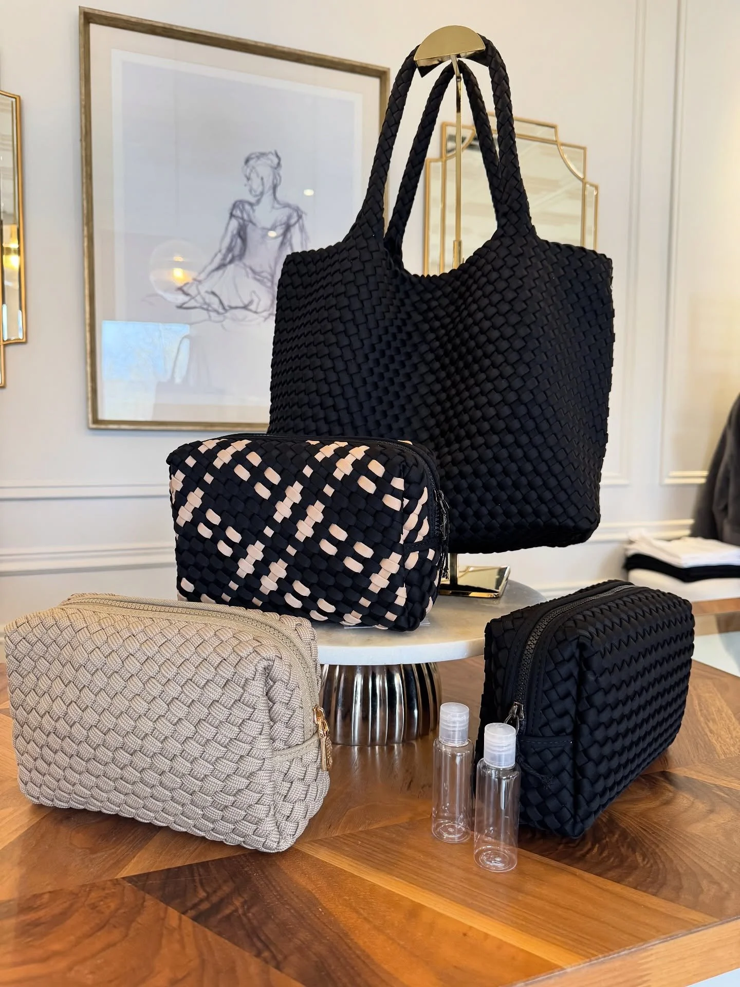 Parce que la m&eacute;t&eacute;o des derniers jours nous donne vraiment le go&ucirc;t d&rsquo;une escapade au soleil ☀️ ! Voici les nouvelles trousses de voyage de @solandselene