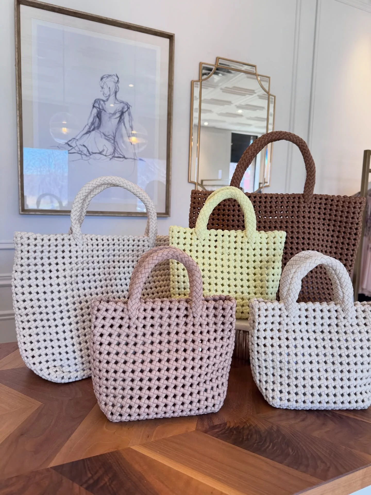 On le sait, le choix n&rsquo;est pas facile ! 🤭 R&eacute;assort de nos sacs @solandselene 

#newarrivals #summerbag #cuteandfun #solandselene