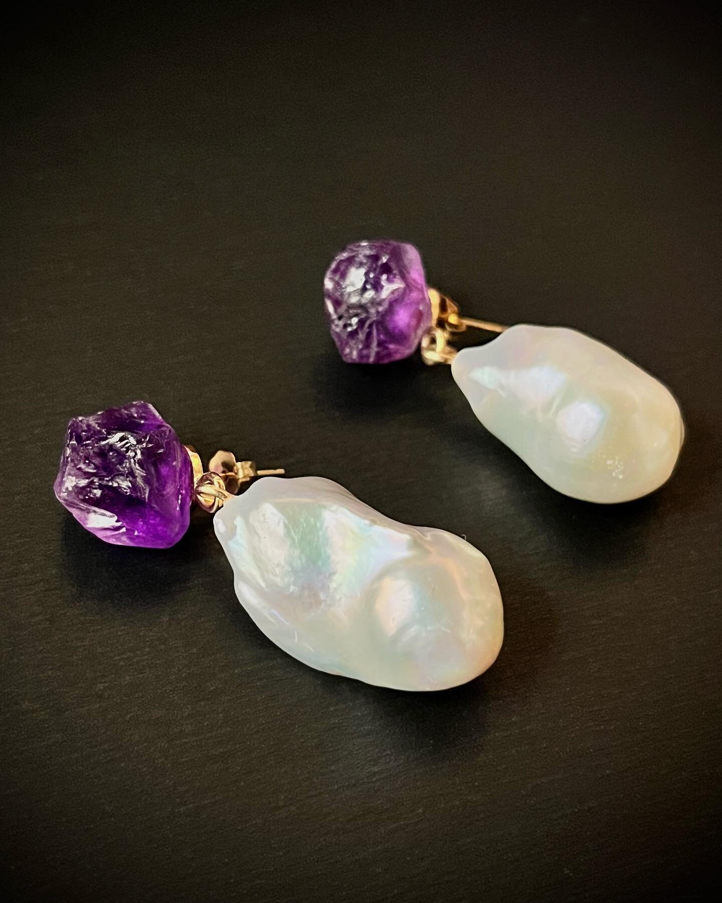 Drooling over theseAmethyst dreams with baroque pearls in 14k yellow🥰
&bull;
&bull;
&bull;
&bull;
&bull;
#larueandco #larueandcofine #shoplarueandcofine #baroquepearls #rawamethyst #earringsoftheday #az #nyc #sf