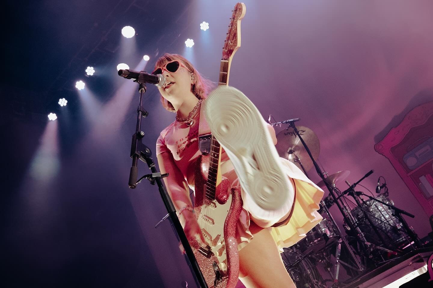Embarking on their 2025 Tunnel Vision tour, Beach Bunny made their way to Louisville, KY on 4/18 to play a sold out show at Mercury Ballroom. Shortly after doors opened, the room quickly filled with many fans from various different age groups, many o