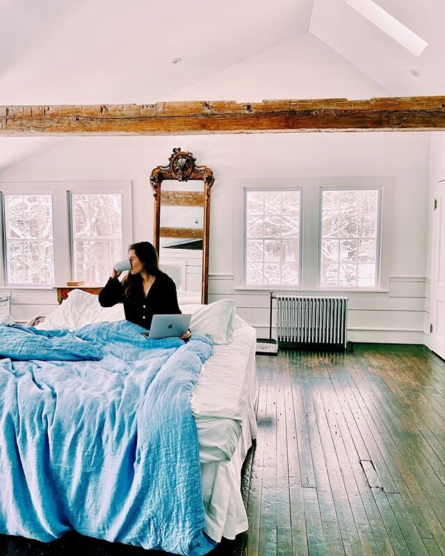 Ever wonder what it would feel like to live inside a snow globe? ❄️ Spent the weekend getting cozy at @floatingfarmhouse &mdash;an 1820s manor home with a wood-fired pizza oven and glass kitchen wall framing snowy trees and a frozen pond. More in IG 